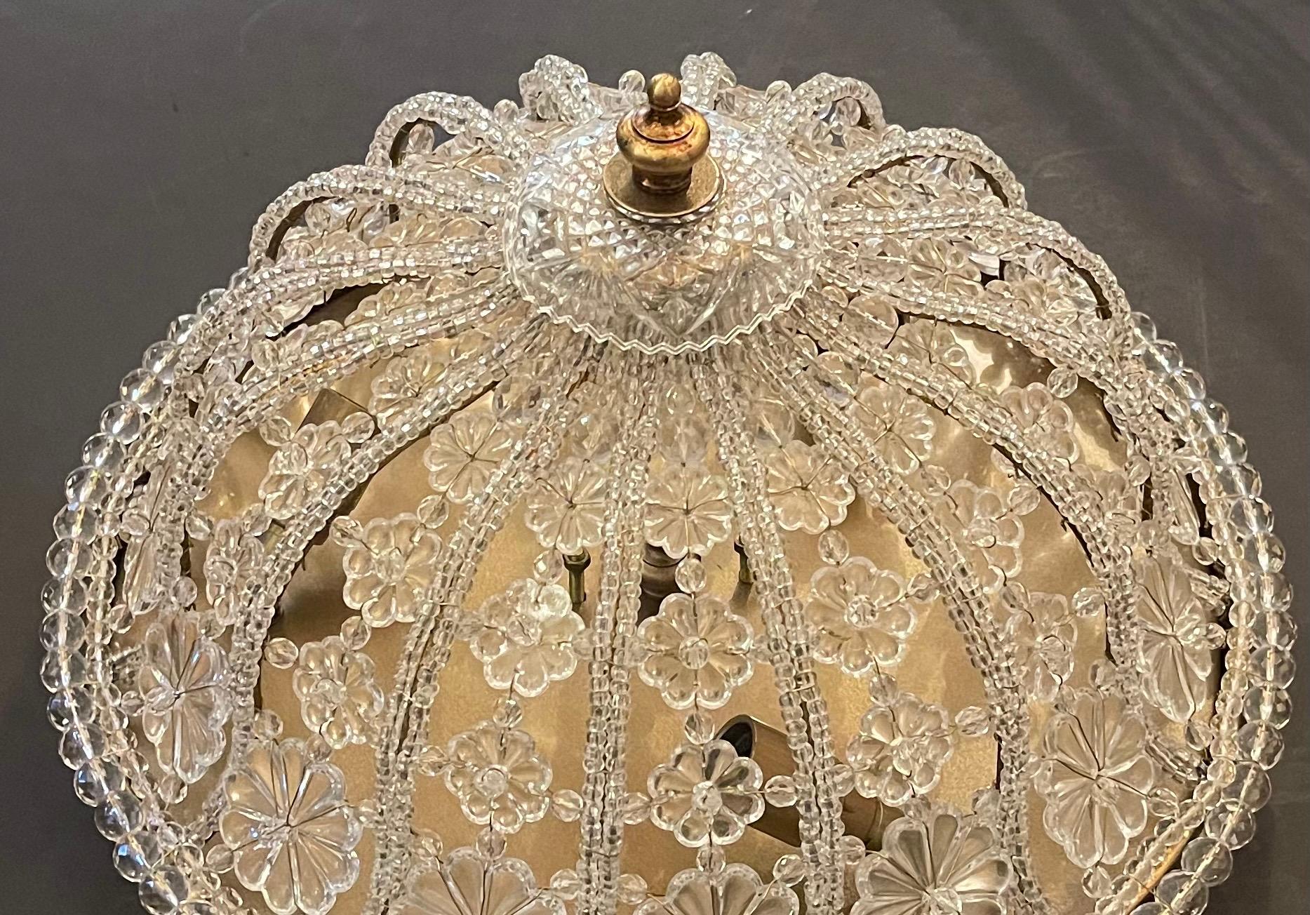 Maravillosa lámpara de araña de cristal italiano dorado con cuentas y cesta de montaje empotrado Moderno de mediados de siglo en venta