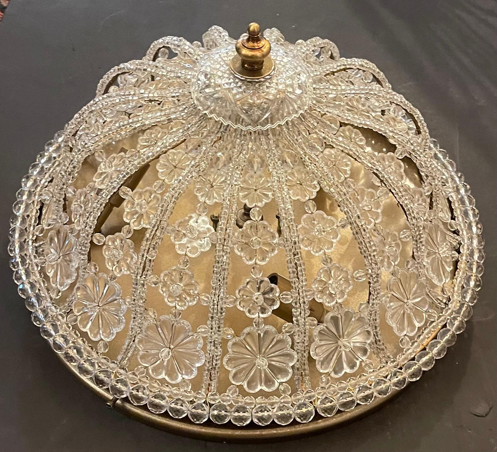 Maravillosa lámpara de araña de cristal italiano dorado con cuentas y cesta de montaje empotrado Italiano en venta