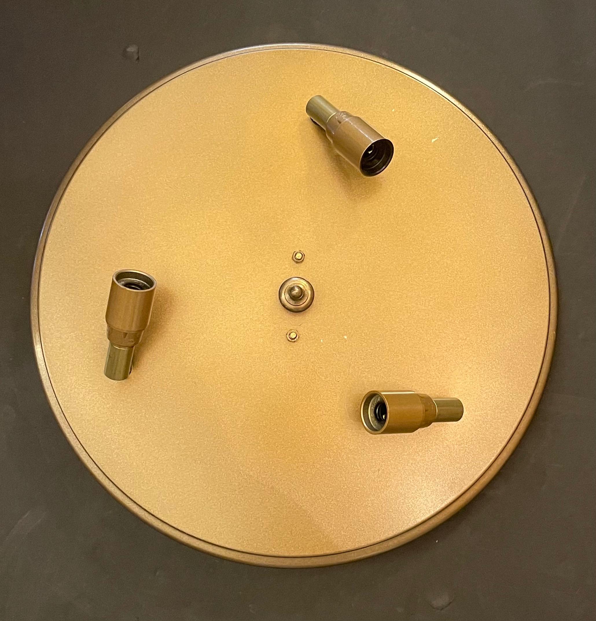 Maravillosa lámpara de araña de cristal italiano dorado con cuentas y cesta de montaje empotrado Dorado en venta