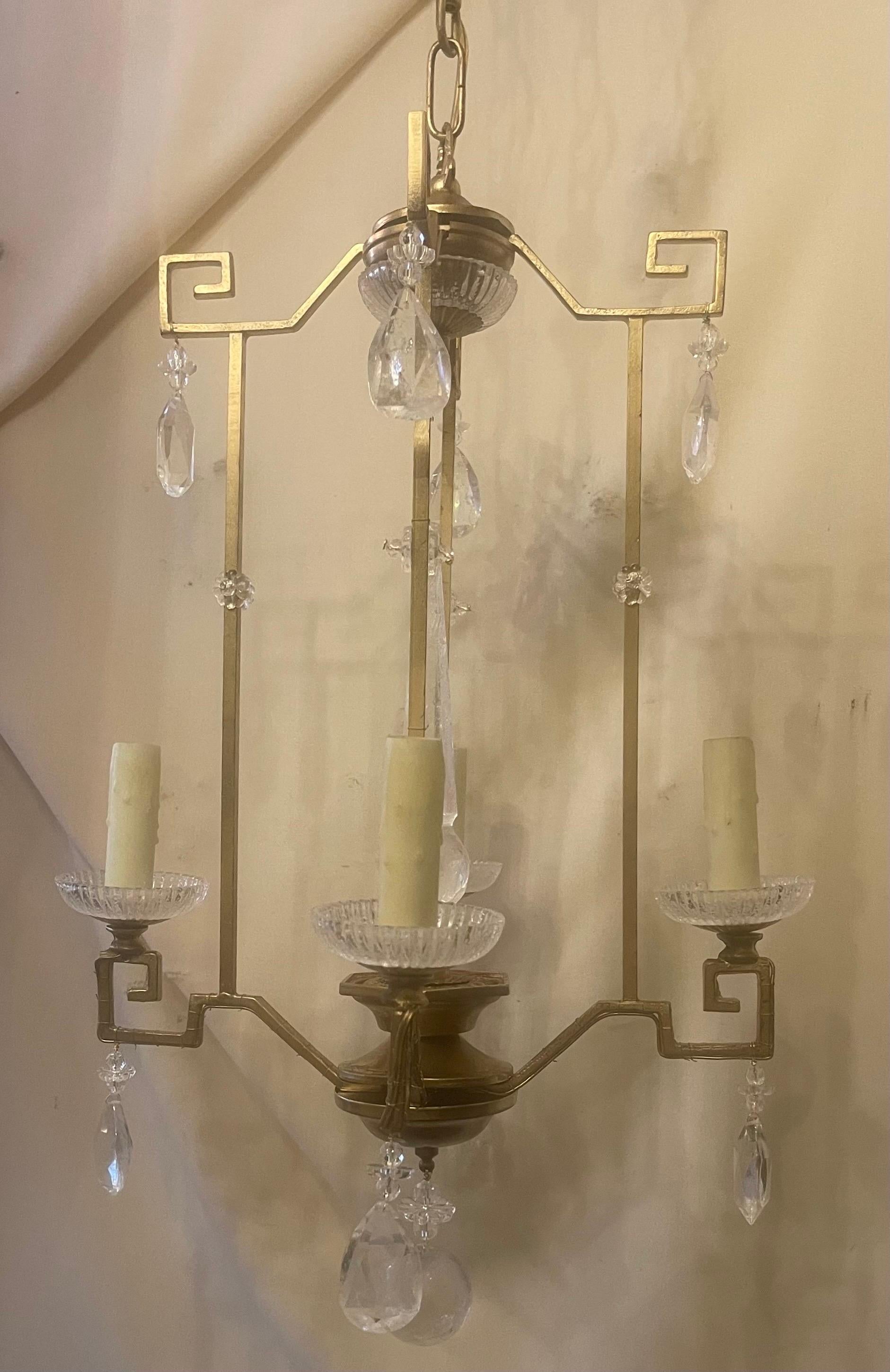 20ième siècle Merveilleux lustre-lanterne pagode en cristal de roche perlé doré Chinoiserie en vente