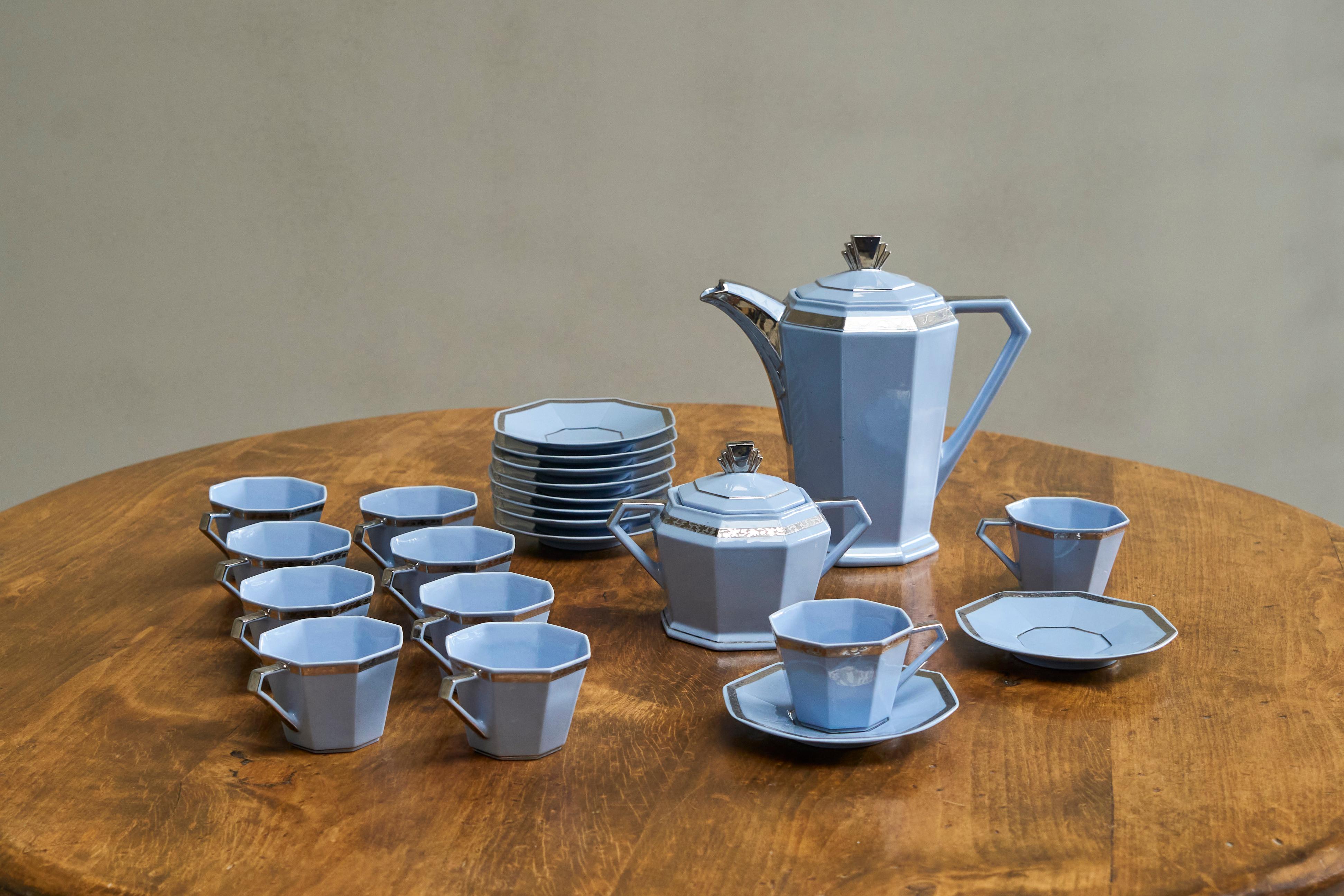 Merveilleux service à café belge Art Déco 1930

Rare et très beau service à café - ou à thé - art déco pour 10 personnes en porcelaine bleue et argentée avec des formes et des détails art déco octogonaux distincts. Belgique, années 1930.

Superbe