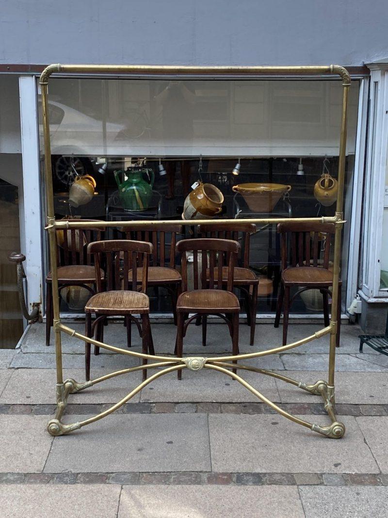 Authentic and exclusive quality Parisian brass clothes rail from around the 1890s – 1910. The clothes rack has that typical Belle Époque/Art Nouveau style, with organic curved shapes and detailed decoration, inspired by nature. La Belle Époque was