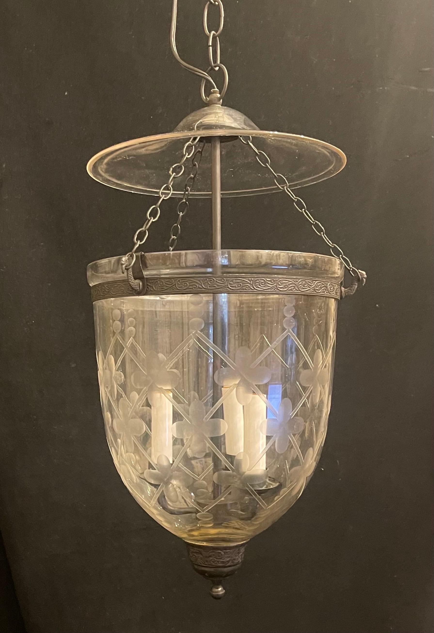 Eine wunderbare schwarz patiniert Messing & geblasen geätzt Gitter mit Klee Glas Glocke Jar Laterne Leuchte mit 3 Kandelaber Lichter