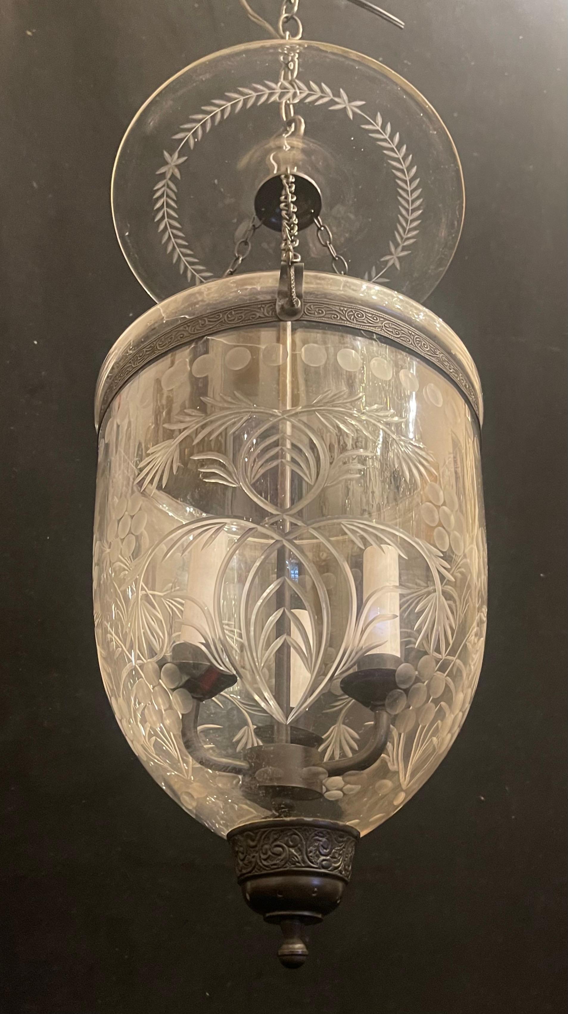 Merveilleux luminaire en laiton patiné noir et verre soufflé et gravé d'une couronne de laurier avec 3 chandeliers.