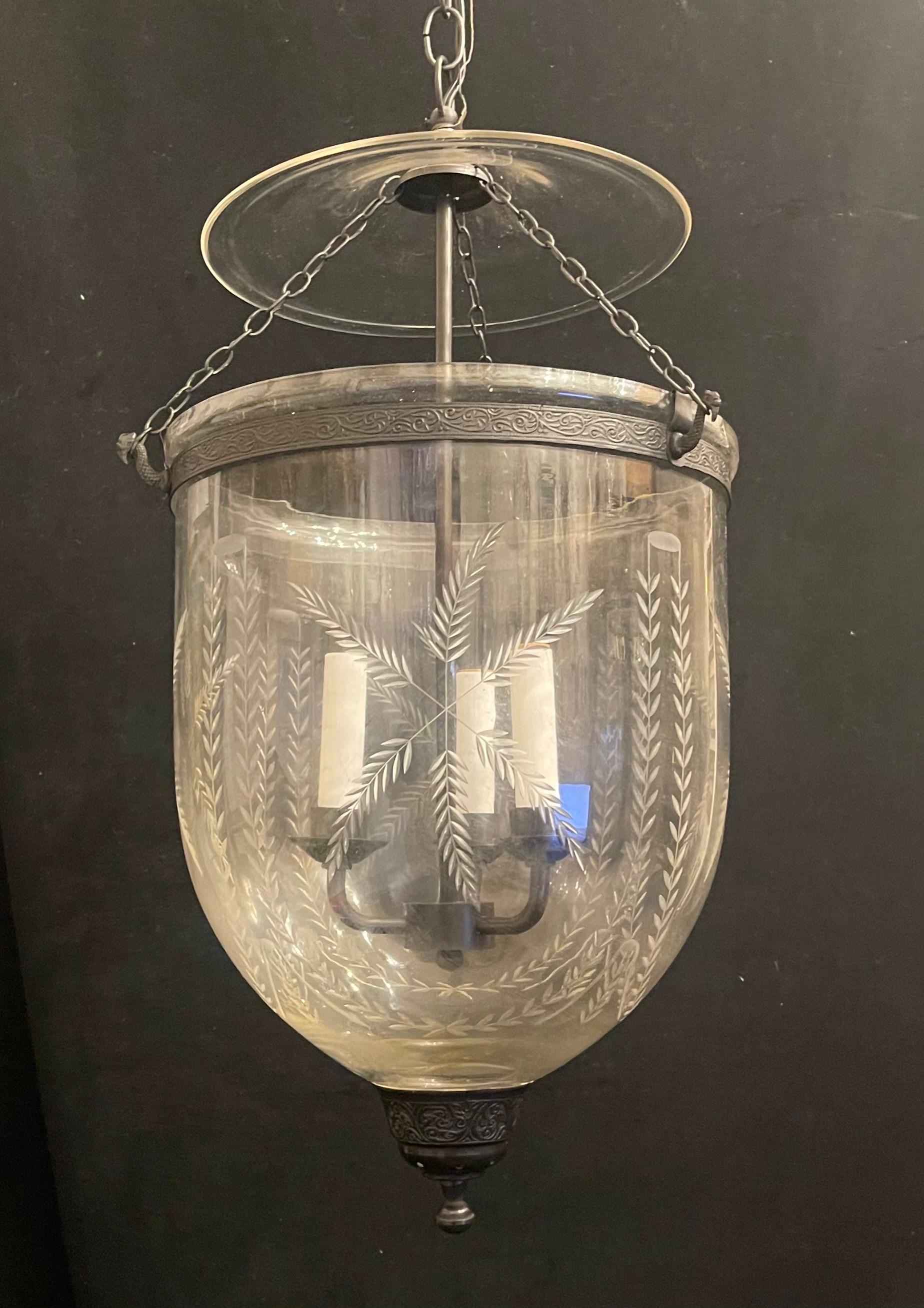 
Merveilleuse lanterne à clochettes en verre soufflé et décoré de feuilles de laurier, plaquée de laiton patiné noir, avec 3 chandeliers
