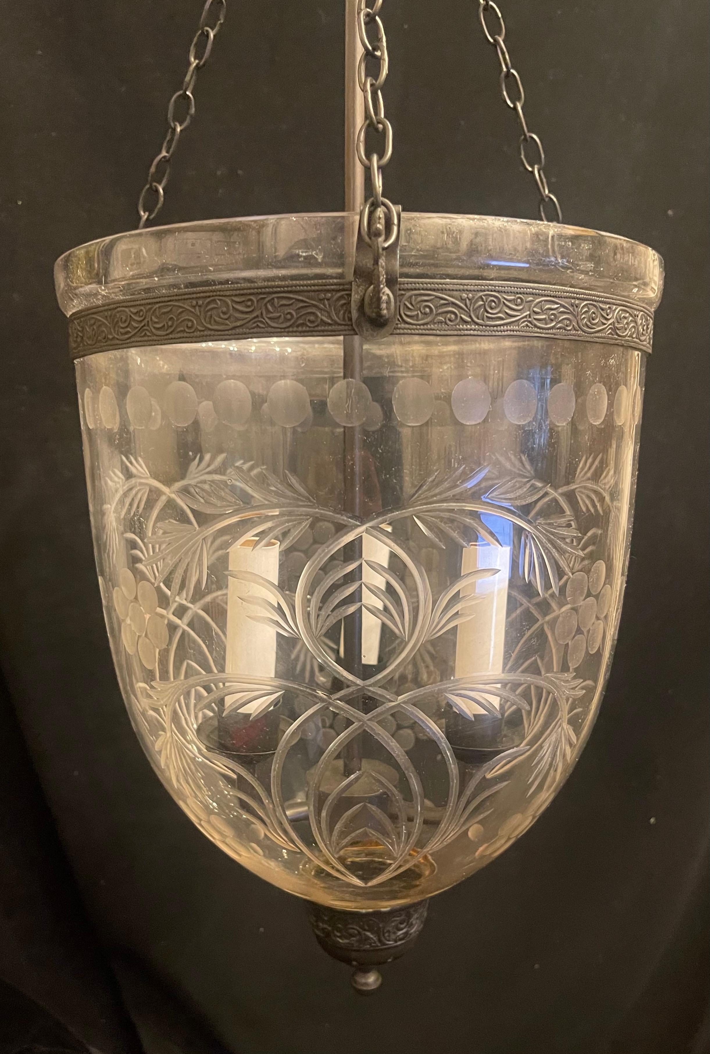 Belle Époque Merveilleuse lanterne à clochettes en verre soufflé et gravé en laiton noir Lights Light Fixture en vente
