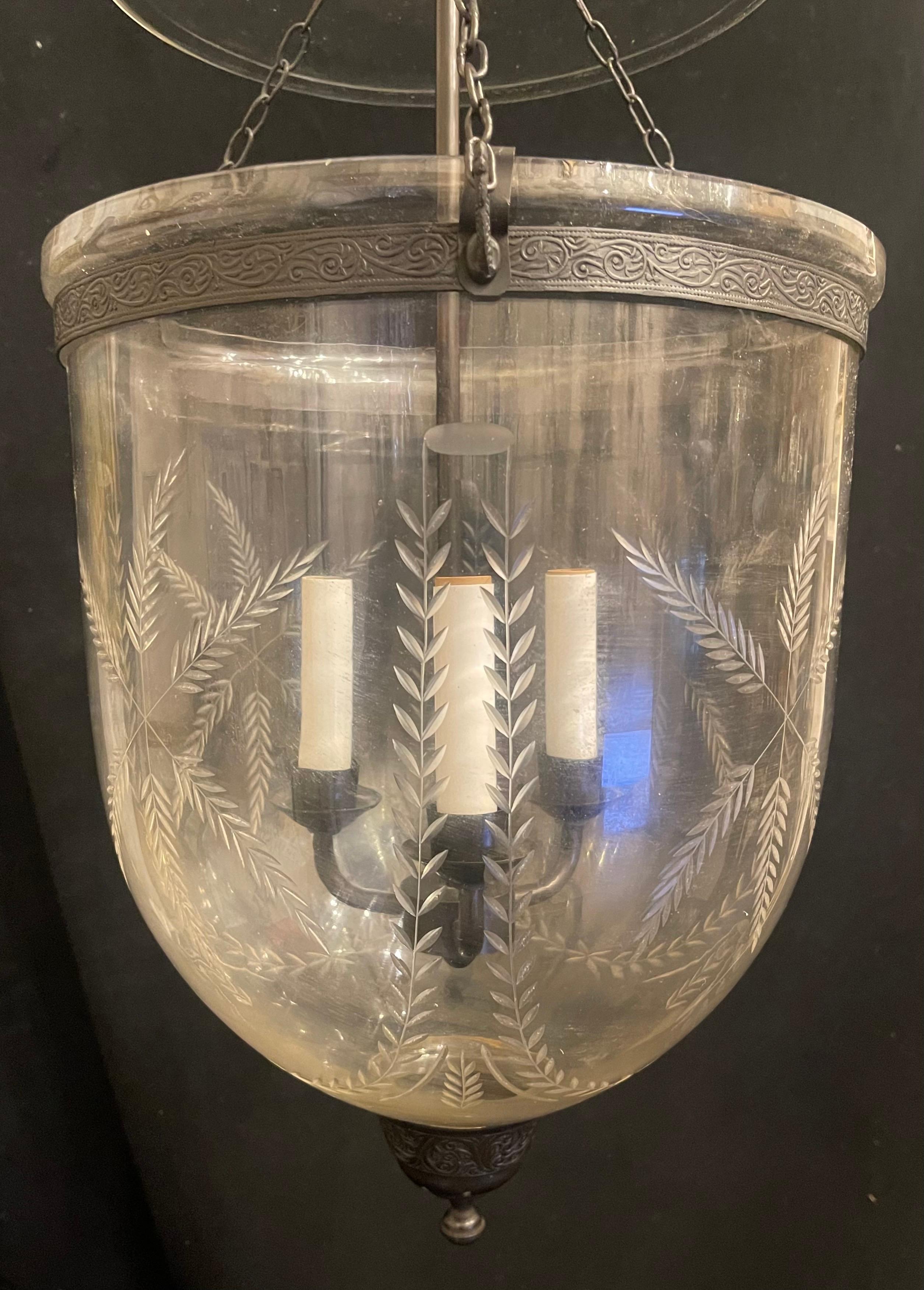 Regency Merveilleuse lanterne à clochettes en verre soufflé et gravé en laiton noir Lights Light Fixture en vente