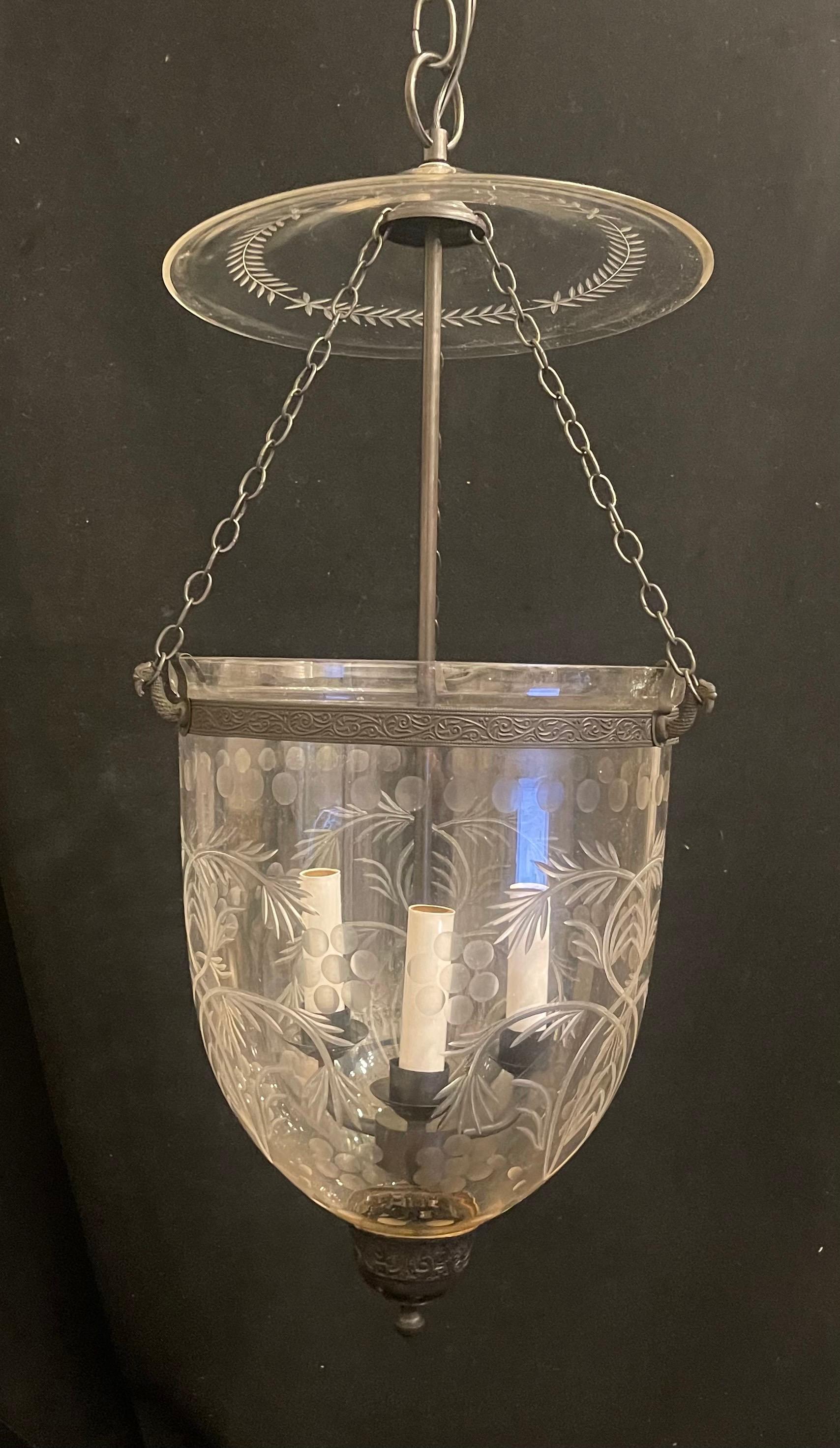 Buriné Merveilleuse lanterne à clochettes en verre soufflé et gravé en laiton noir Lights Light Fixture en vente