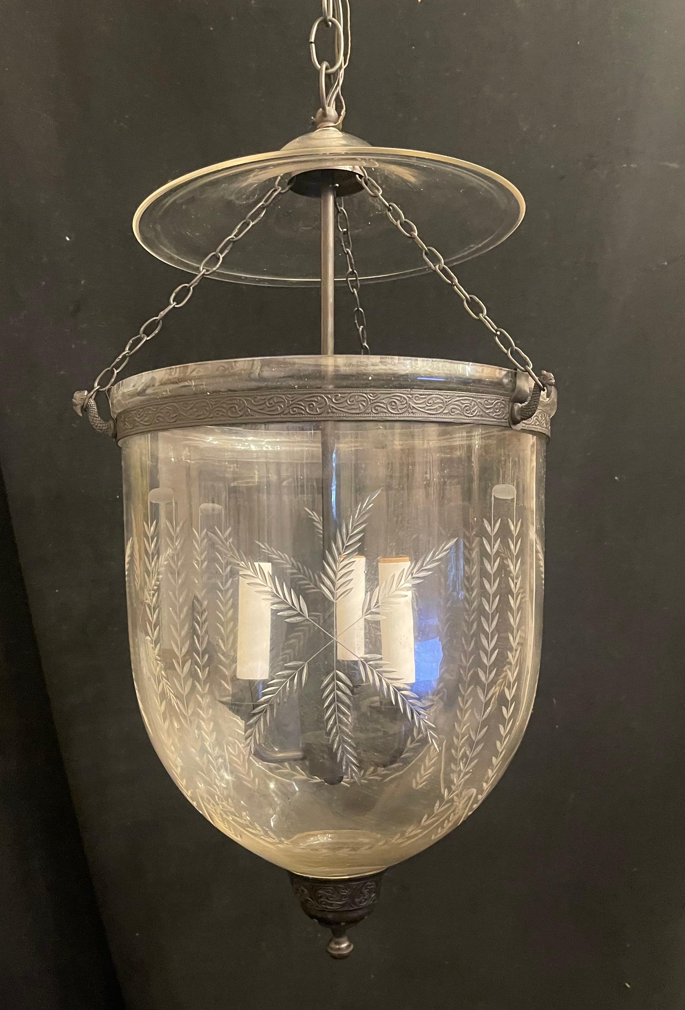 Buriné Merveilleuse lanterne à clochettes en verre soufflé et gravé en laiton noir Lights Light Fixture en vente