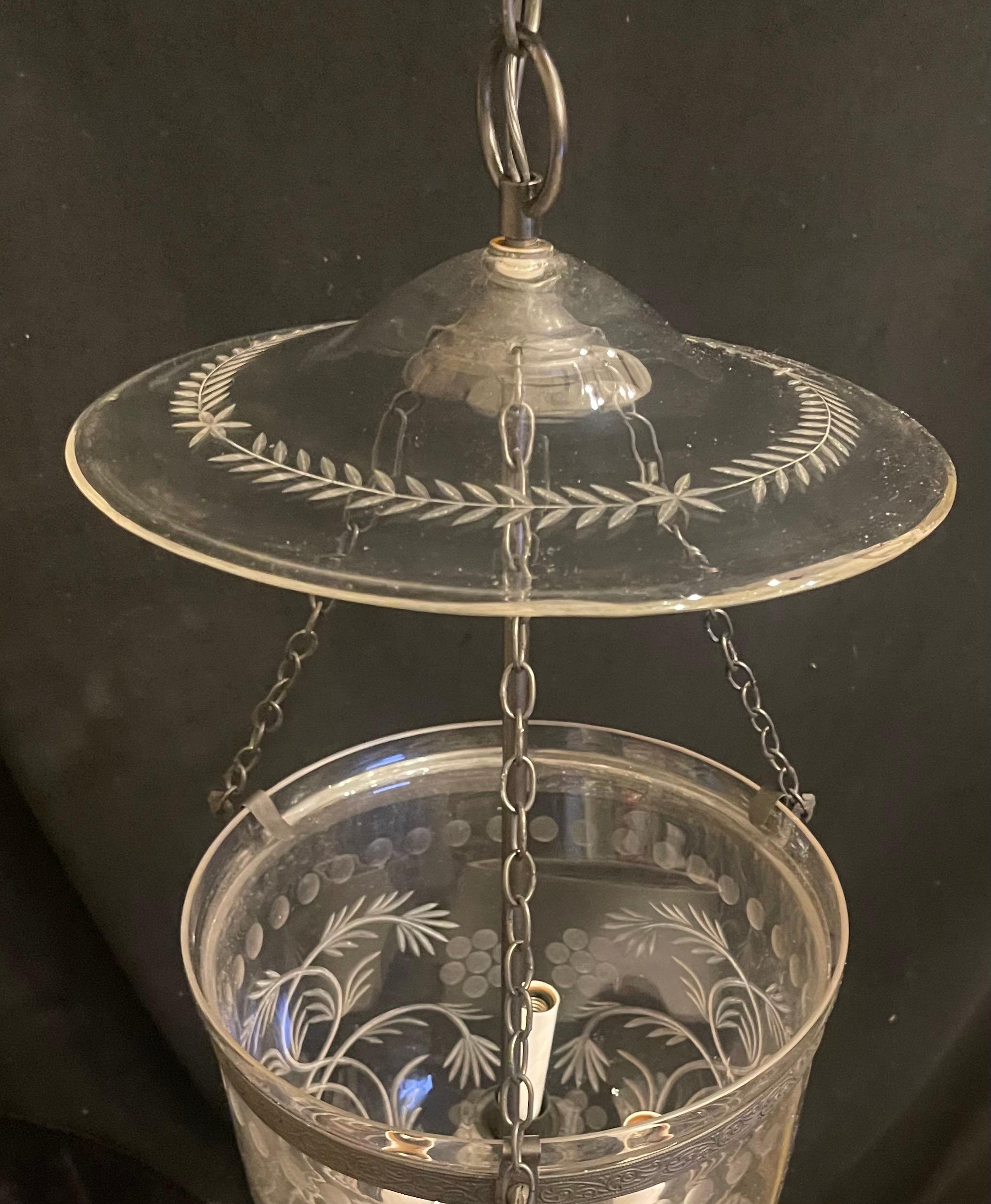 Merveilleuse lanterne à clochettes en verre soufflé et gravé en laiton noir Lights Light Fixture Bon état - En vente à Roslyn, NY