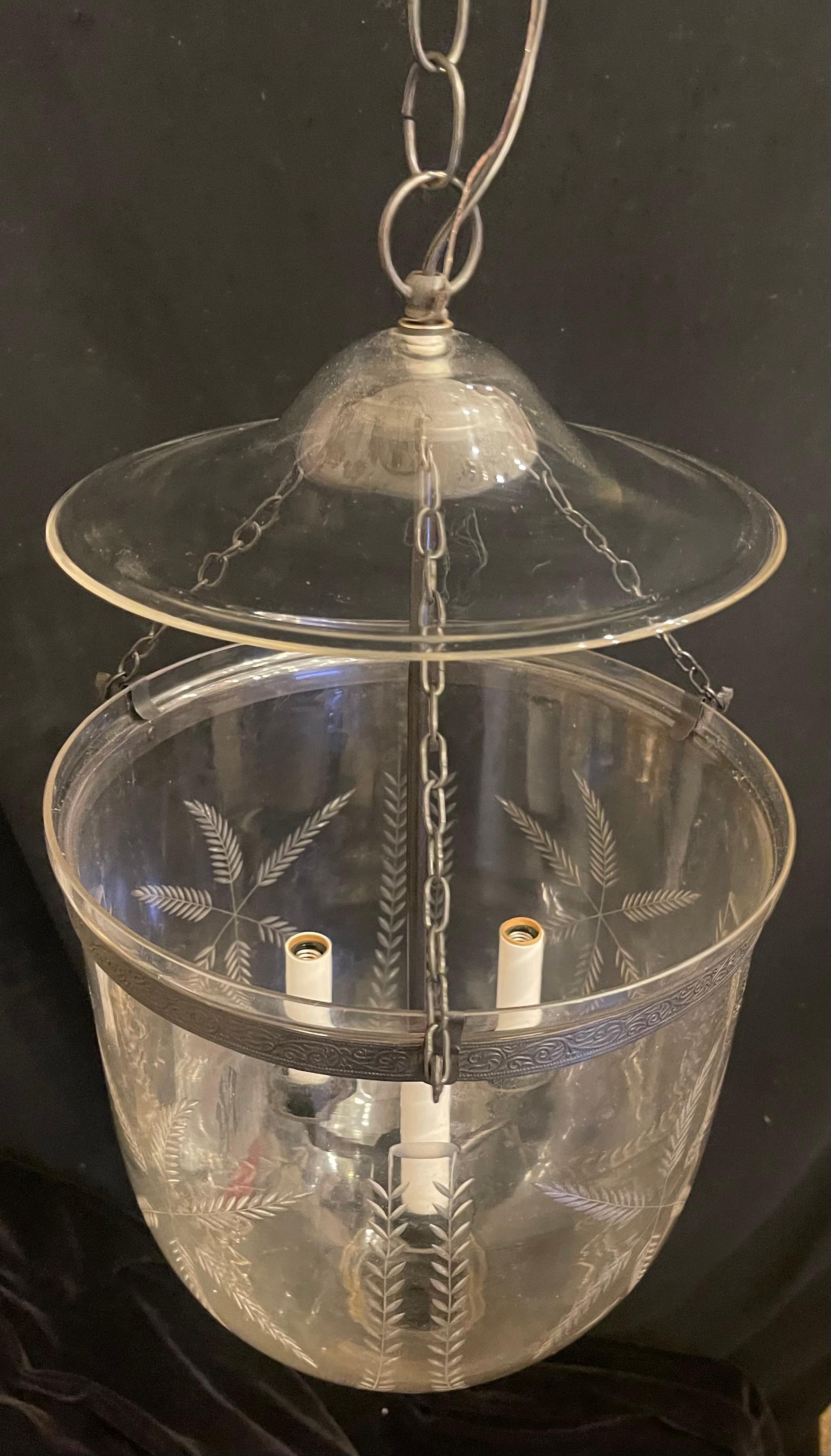 Merveilleuse lanterne à clochettes en verre soufflé et gravé en laiton noir Lights Light Fixture Bon état - En vente à Roslyn, NY