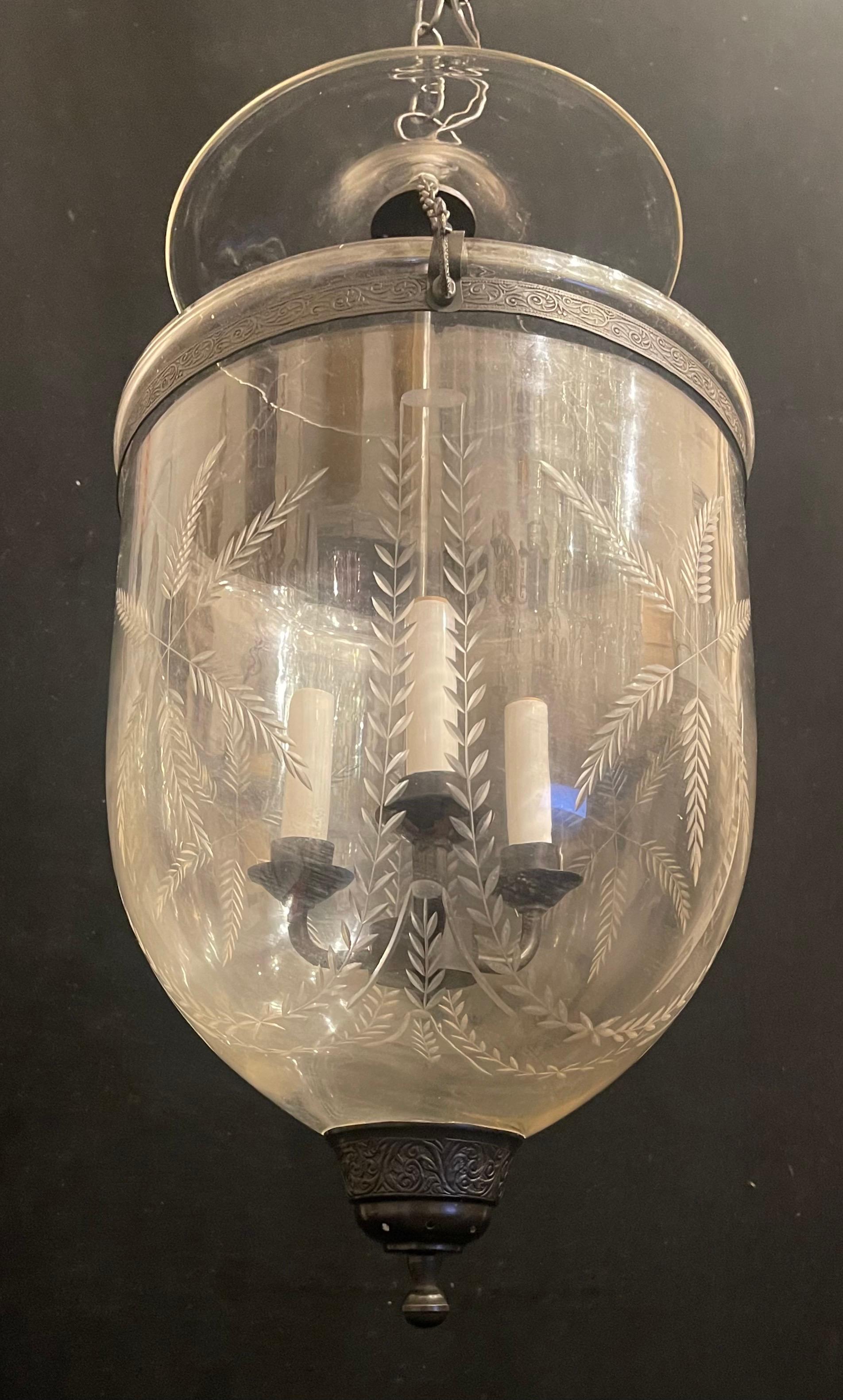 20ième siècle Merveilleuse lanterne à clochettes en verre soufflé et gravé en laiton noir Lights Light Fixture en vente
