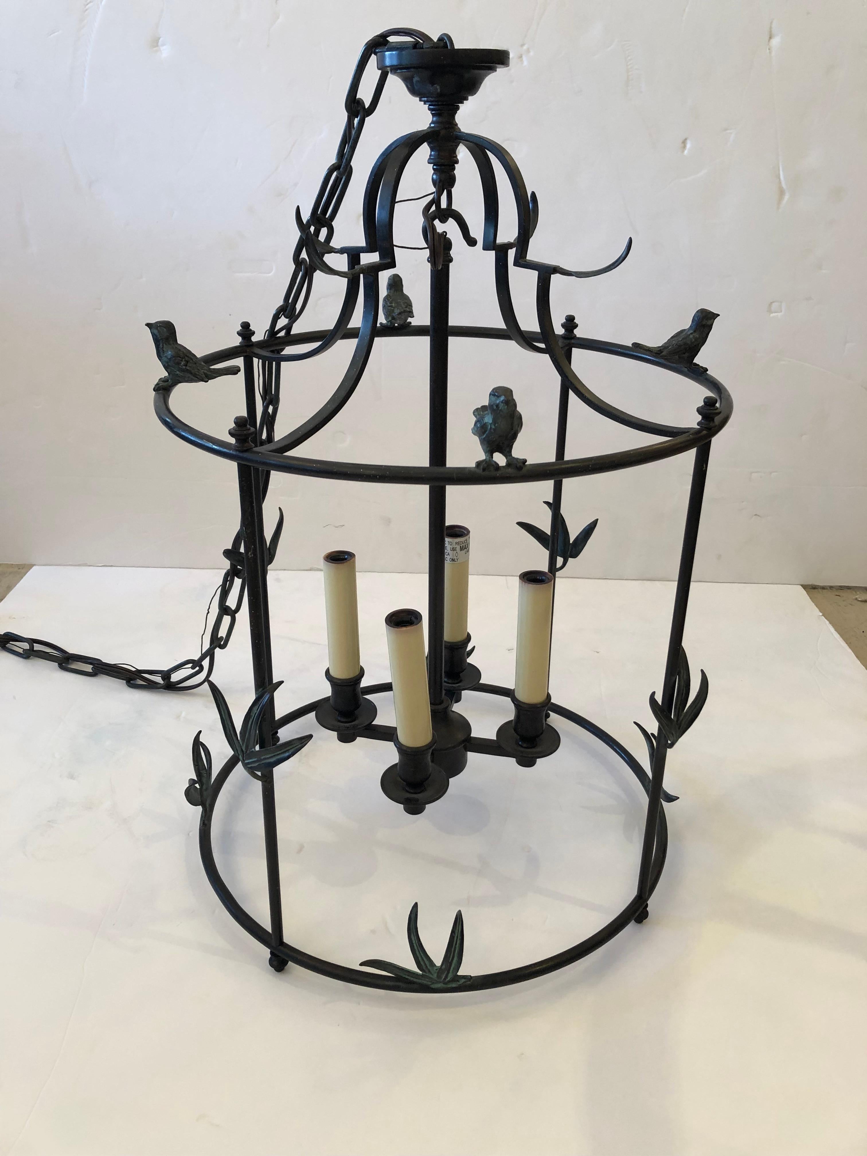 Magnifique lustre en forme de lanterne en fer noir décoré d'oiseaux en vente 2