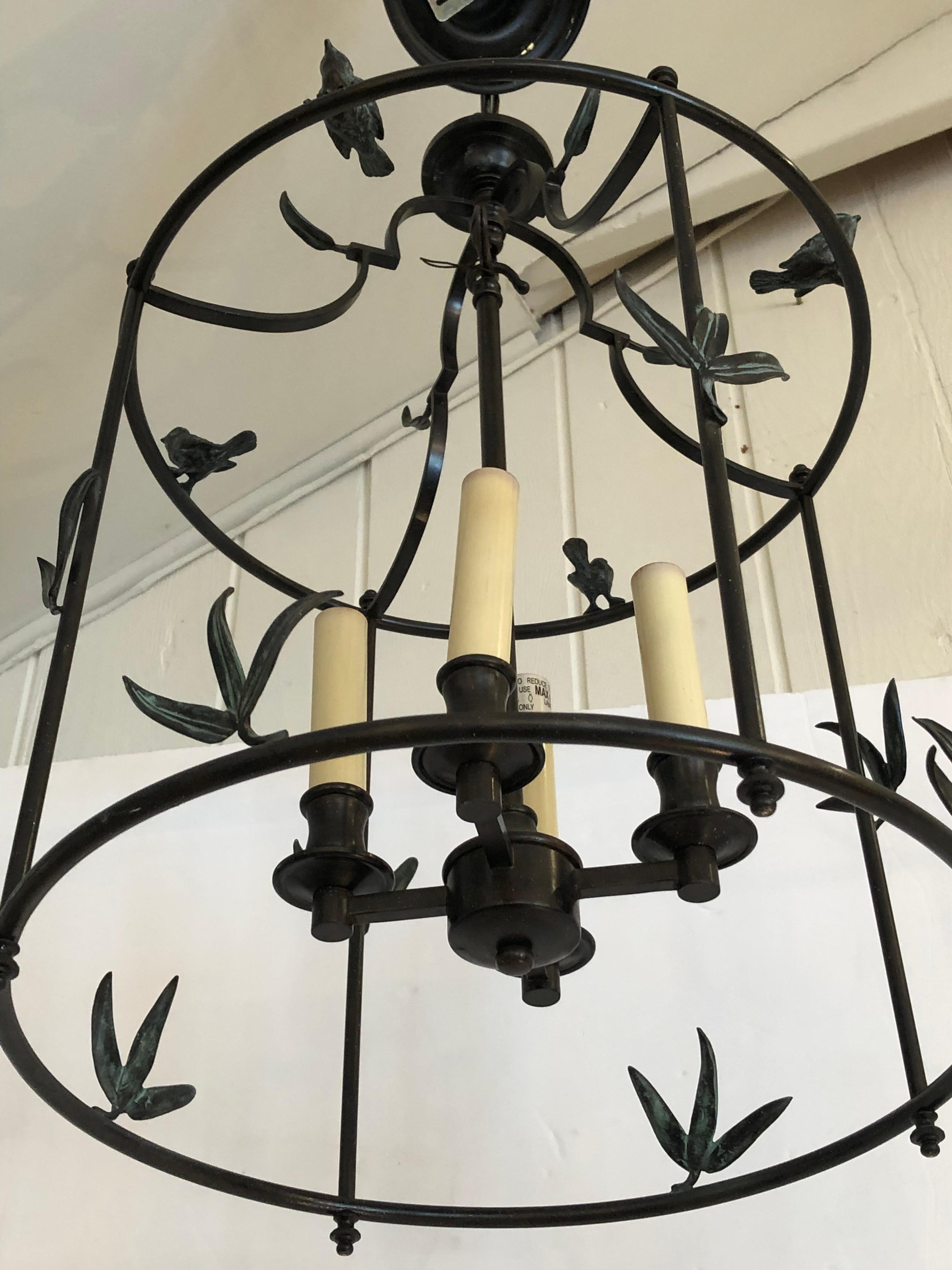 Magnifique lustre en forme de lanterne en fer noir décoré d'oiseaux en vente 3