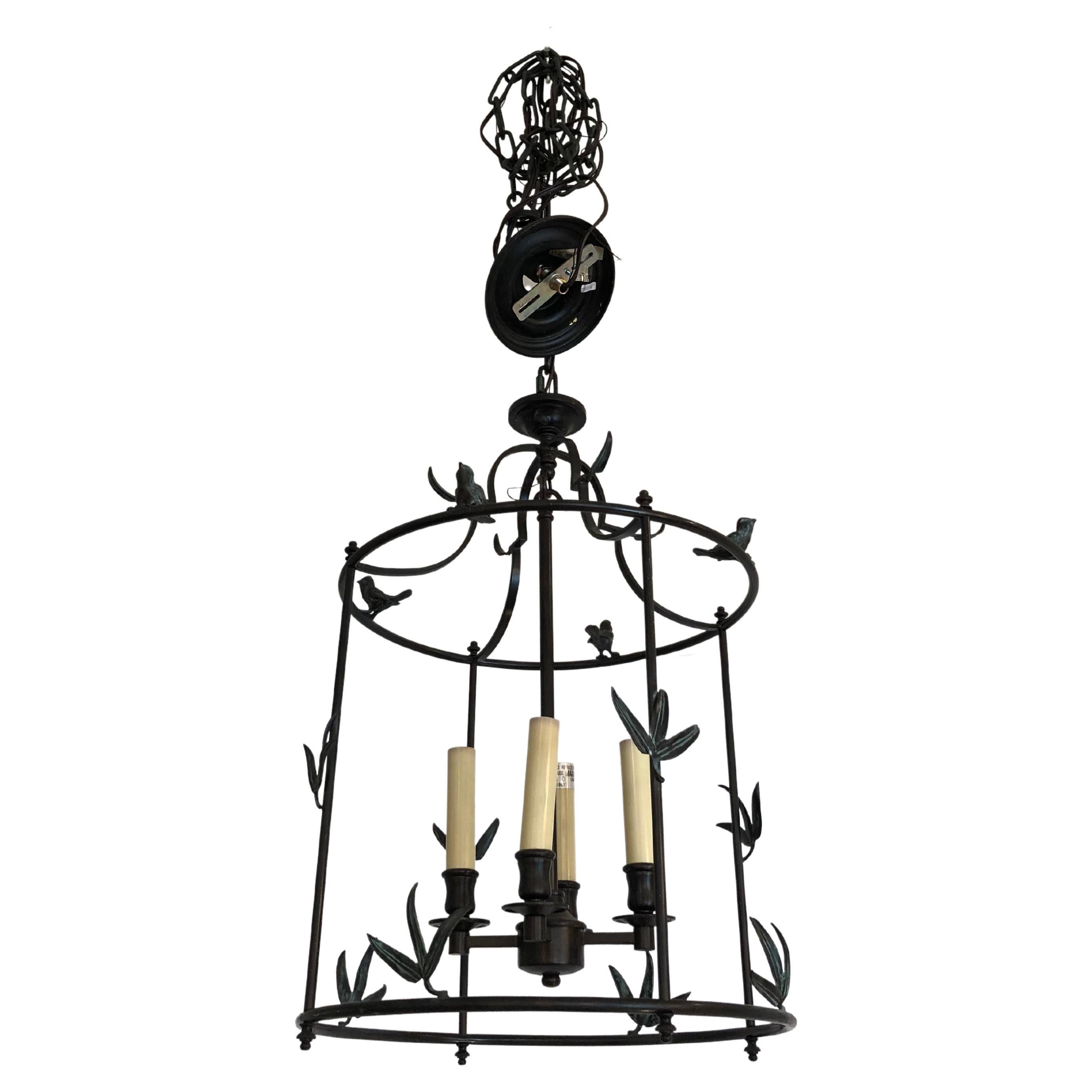 Magnifique lustre en forme de lanterne en fer noir décoré d'oiseaux en vente