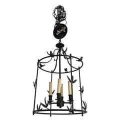 Magnifique lustre en forme de lanterne en fer noir décoré d'oiseaux