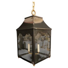 Maravilloso Farol Pagoda de Latón Lacado Negro Chinoiserie Cape Cod Festoneado