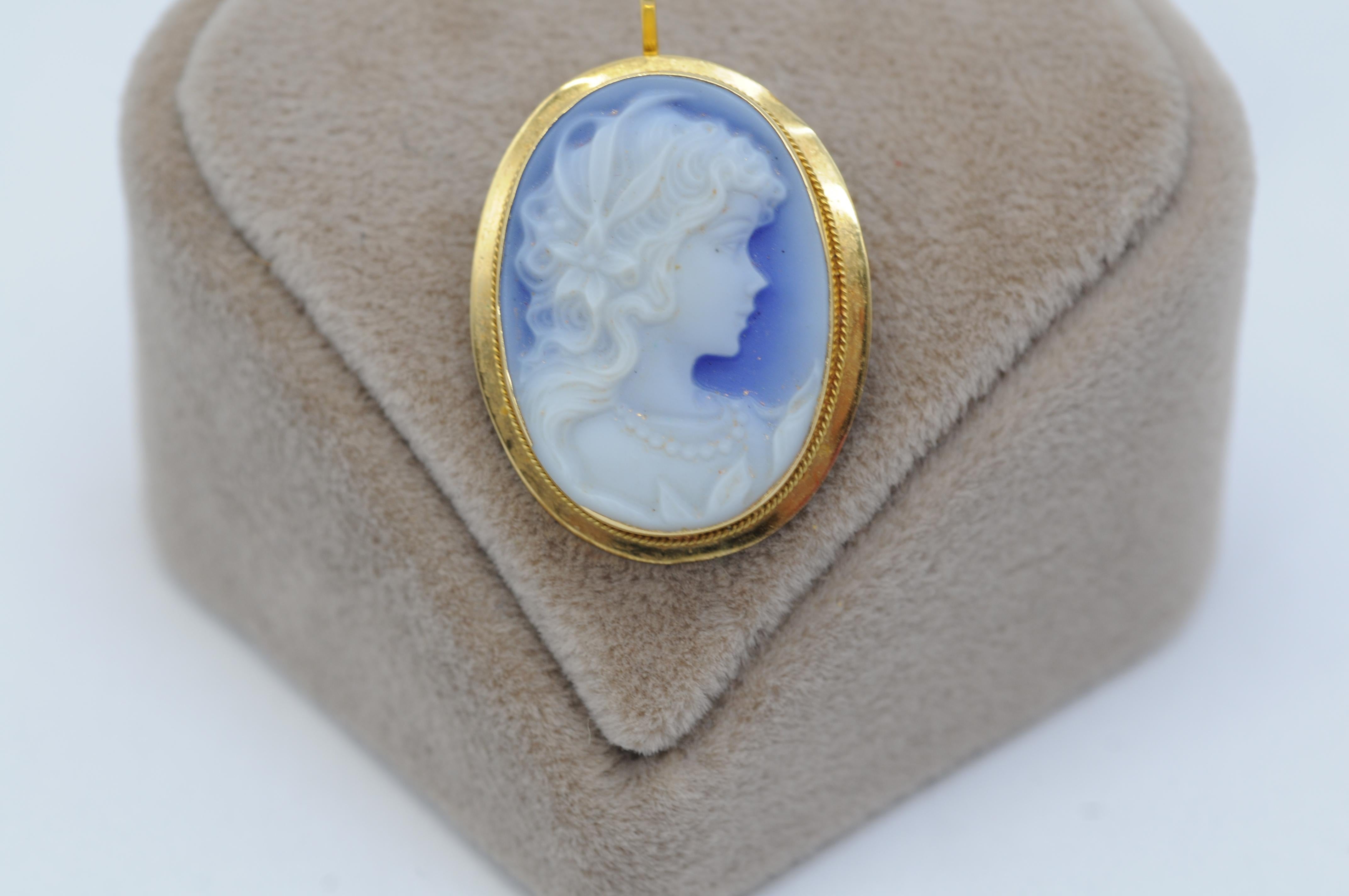 Mouvement esthétique Magnifique kamme gemme bleue en or 18 carats  en vente
