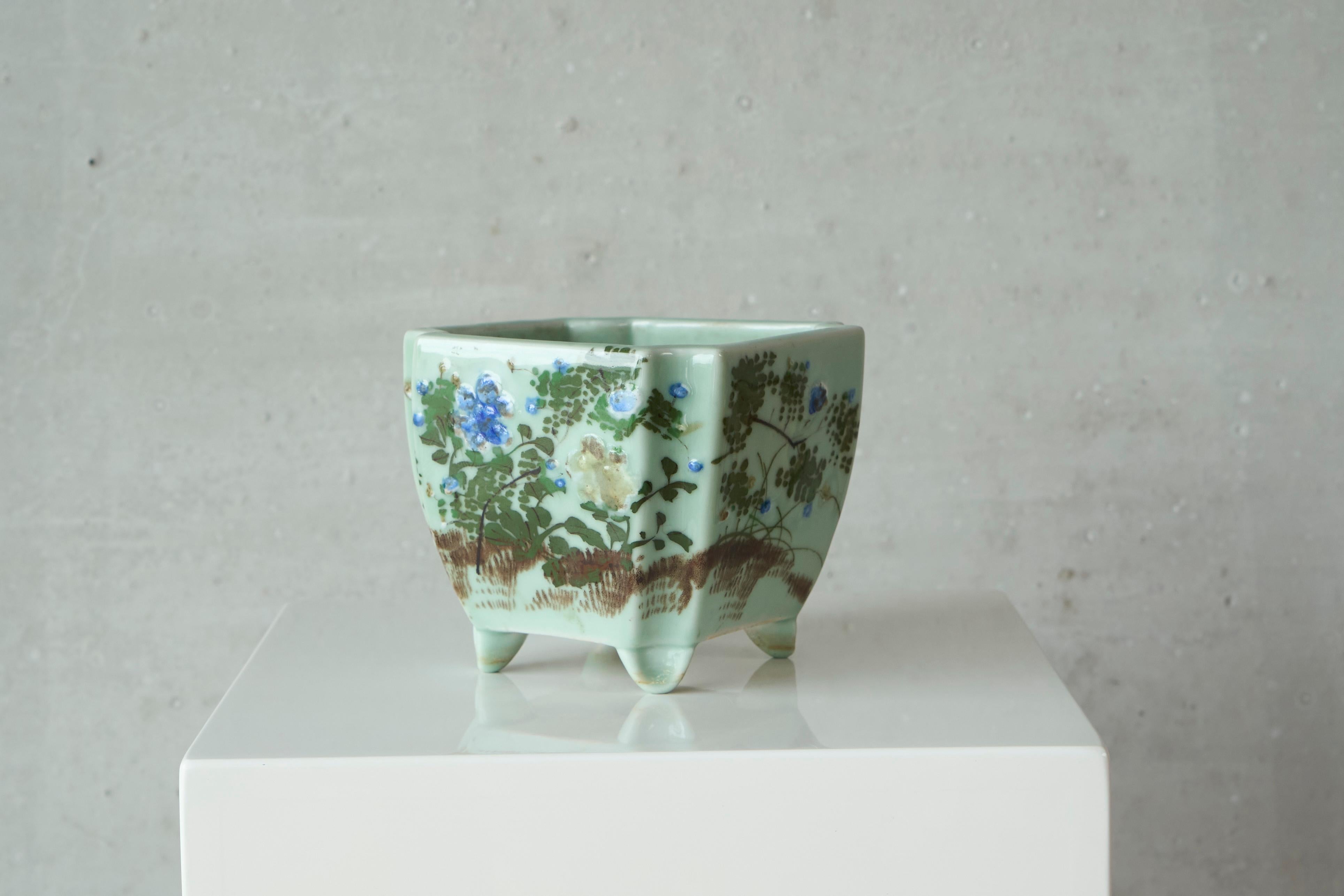 Merveilleux pot à bonsaï ou jardinière en jade clair Japon début du 20e siècle.

Il s'agit d'un joli pot à bonsaï ou d'une jardinière faite à la main, de couleur jade clair, avec des décorations peintes à la main. En pleine forme, avec de beaux