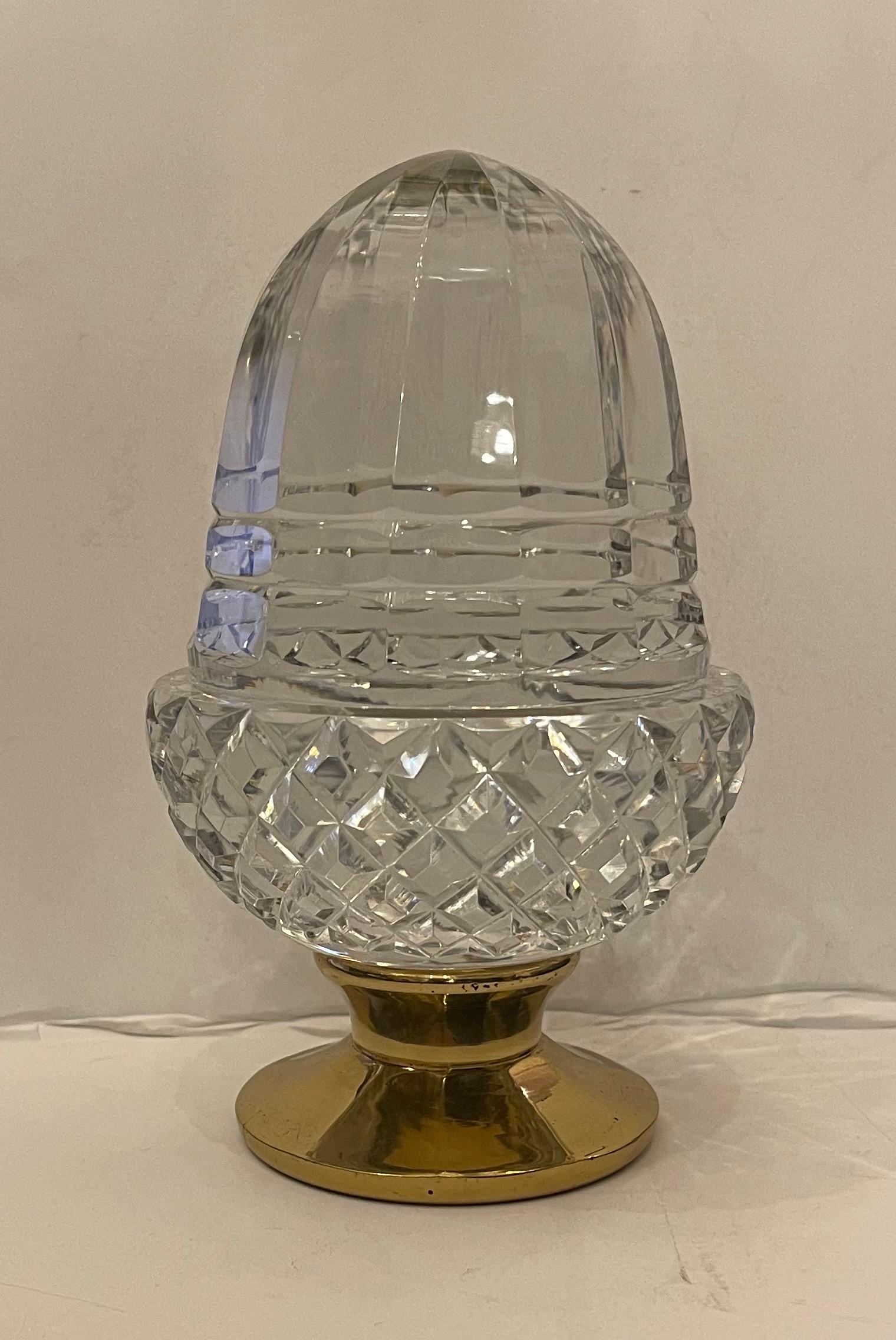 Un magnifique gland en verre taillé à facettes et en laiton pour terminer un escalier ou tout simplement un bel élément décoratif pour n'importe quelle pièce.