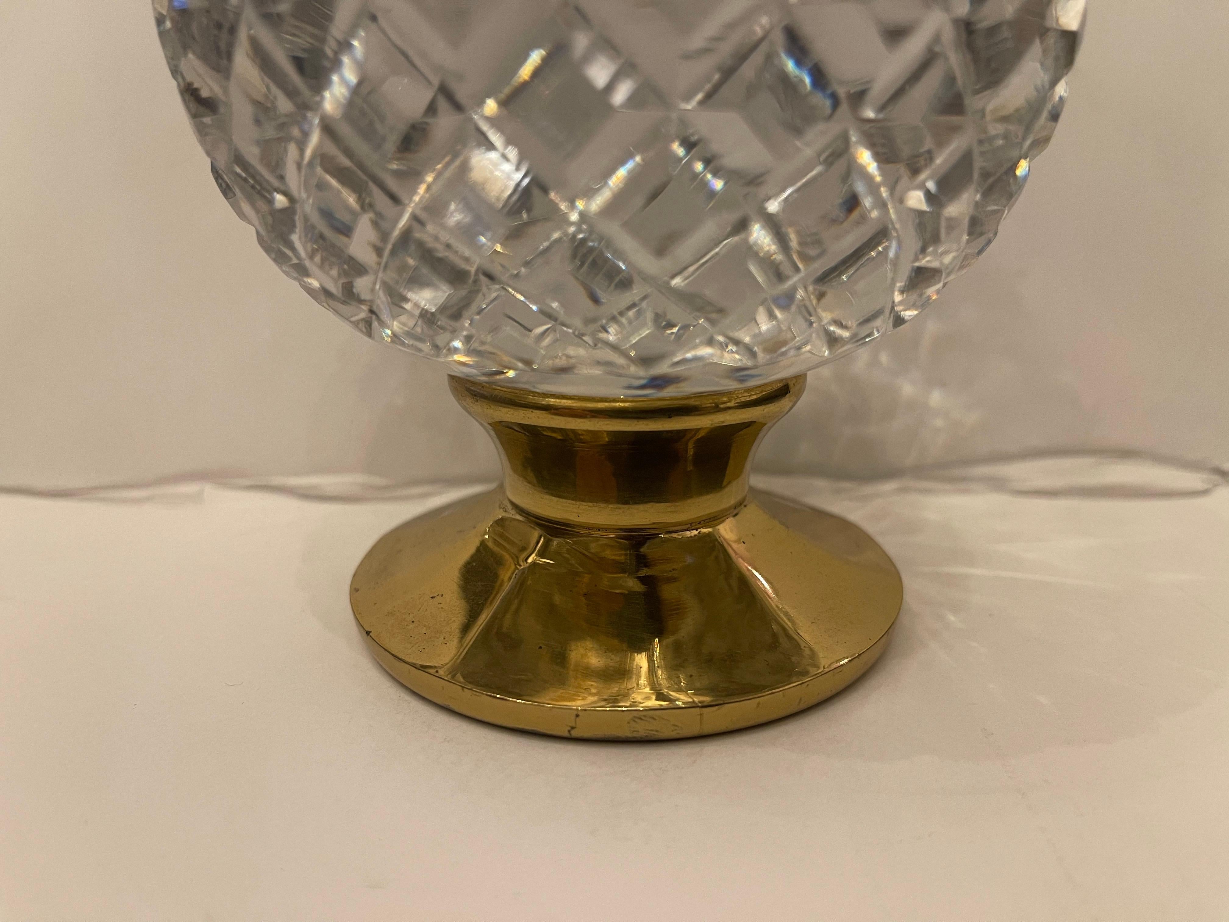 Merveilleuse Boule d'Escalier Crystal Cut Acorn Brass Banister Newel Post Finial Bon état - En vente à Roslyn, NY