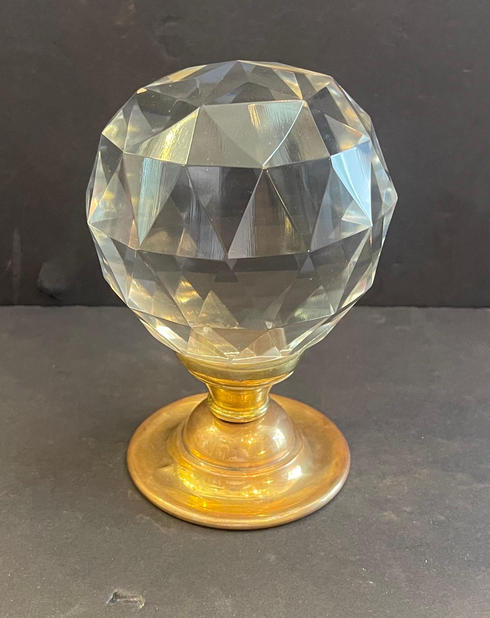 Merveilleuse Boule d'Escalier en cristal taillé et facetté en laiton Finale de rampe d'escalier Newel Post