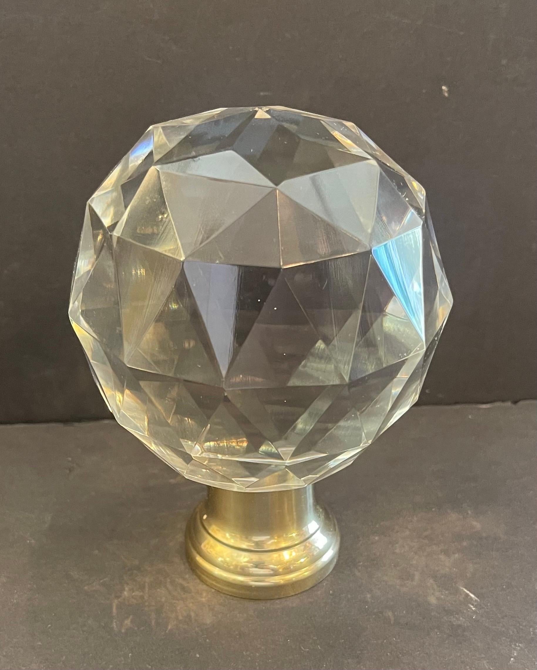 Una Maravillosa Boule d'Escalier Cristal Tallado Facetado Montado Sobre Base de Latón Barandilla Remate de Poste de Newel