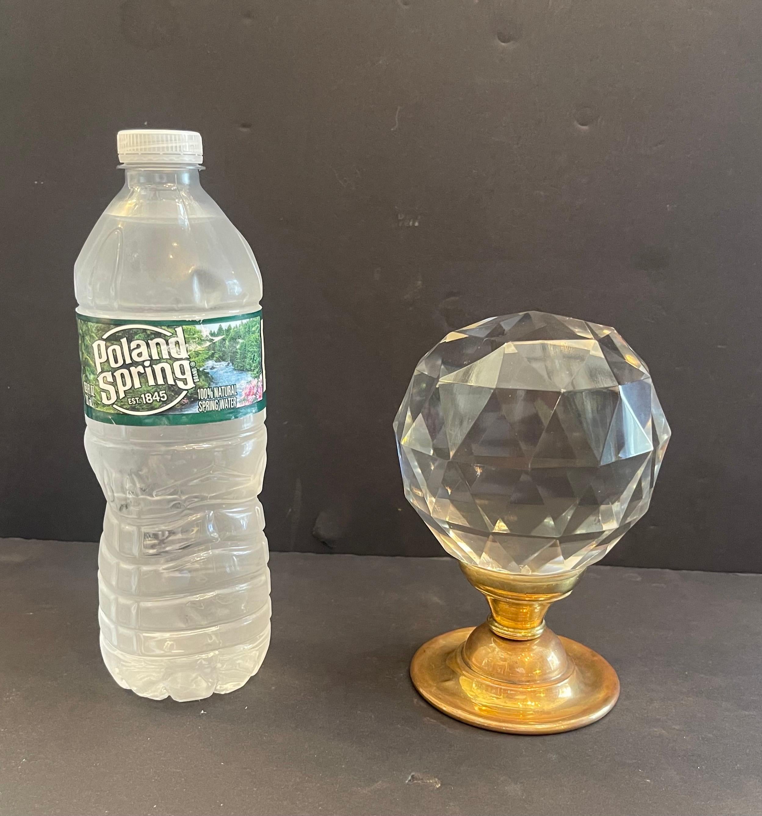 Regency Merveilleuse Boule d'Escalier Cristal taillé à facettes Laiton Finition de rampe d'escalier Newel Post en vente