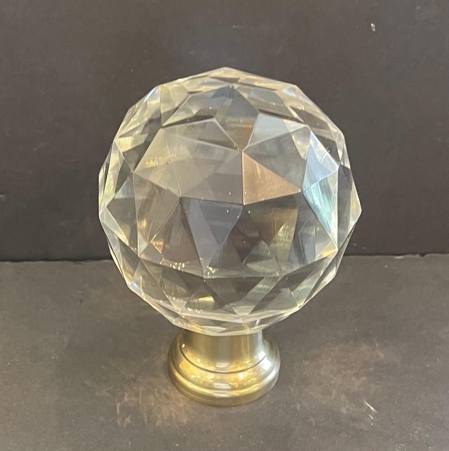 Maravillosa Boule d'Escalier Cristal tallado Latón facetado Remate de barandilla de poste de Newel en Bueno estado para la venta en Roslyn, NY