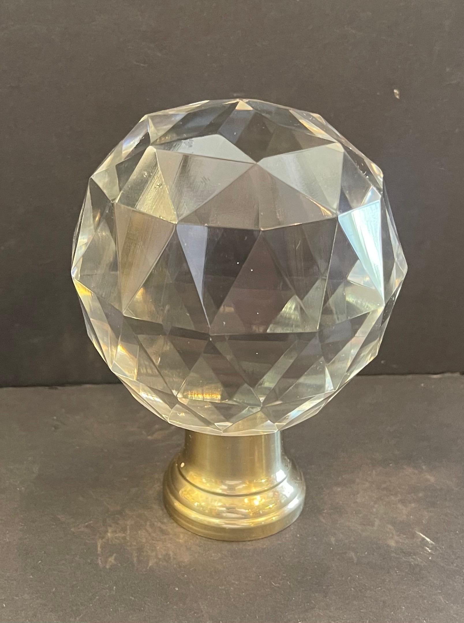 Maravillosa Boule d'Escalier Cristal tallado Latón facetado Remate de barandilla de poste de Newel siglo XX en venta