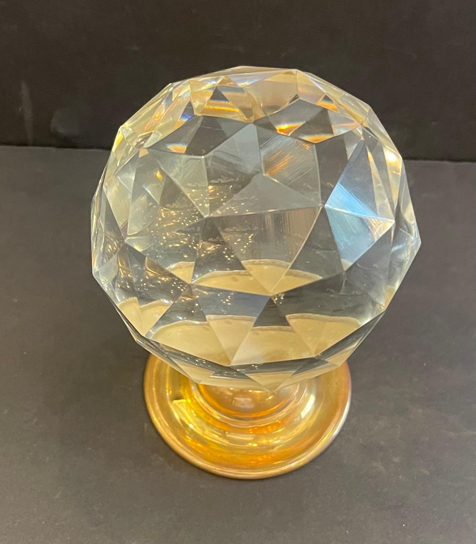 Merveilleuse Boule d'Escalier Cristal taillé à facettes Laiton Finition de rampe d'escalier Newel Post Bon état - En vente à Roslyn, NY