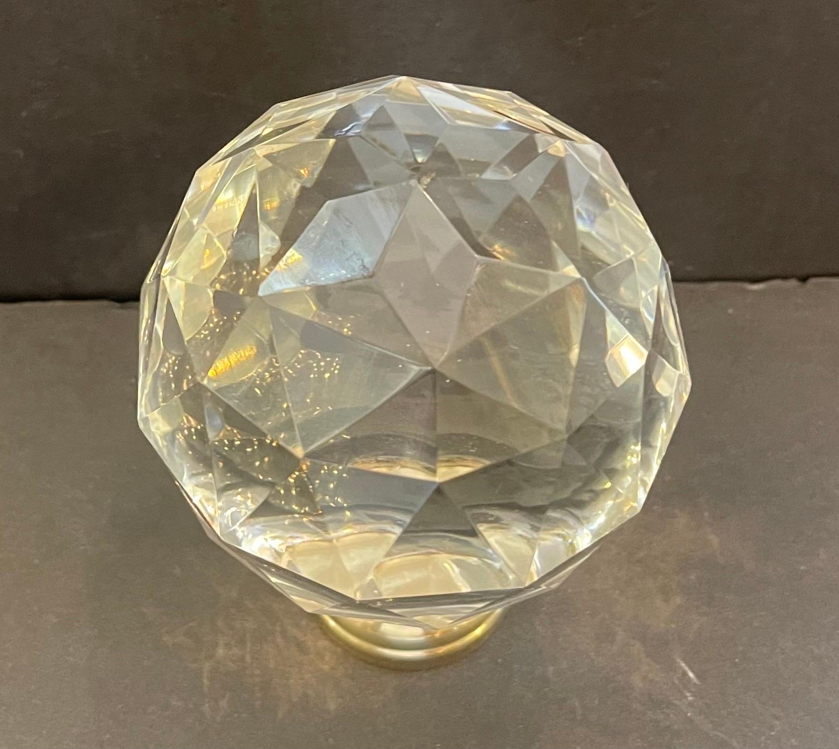 Maravillosa Boule d'Escalier Cristal tallado Latón facetado Remate de barandilla de poste de Newel en venta 1