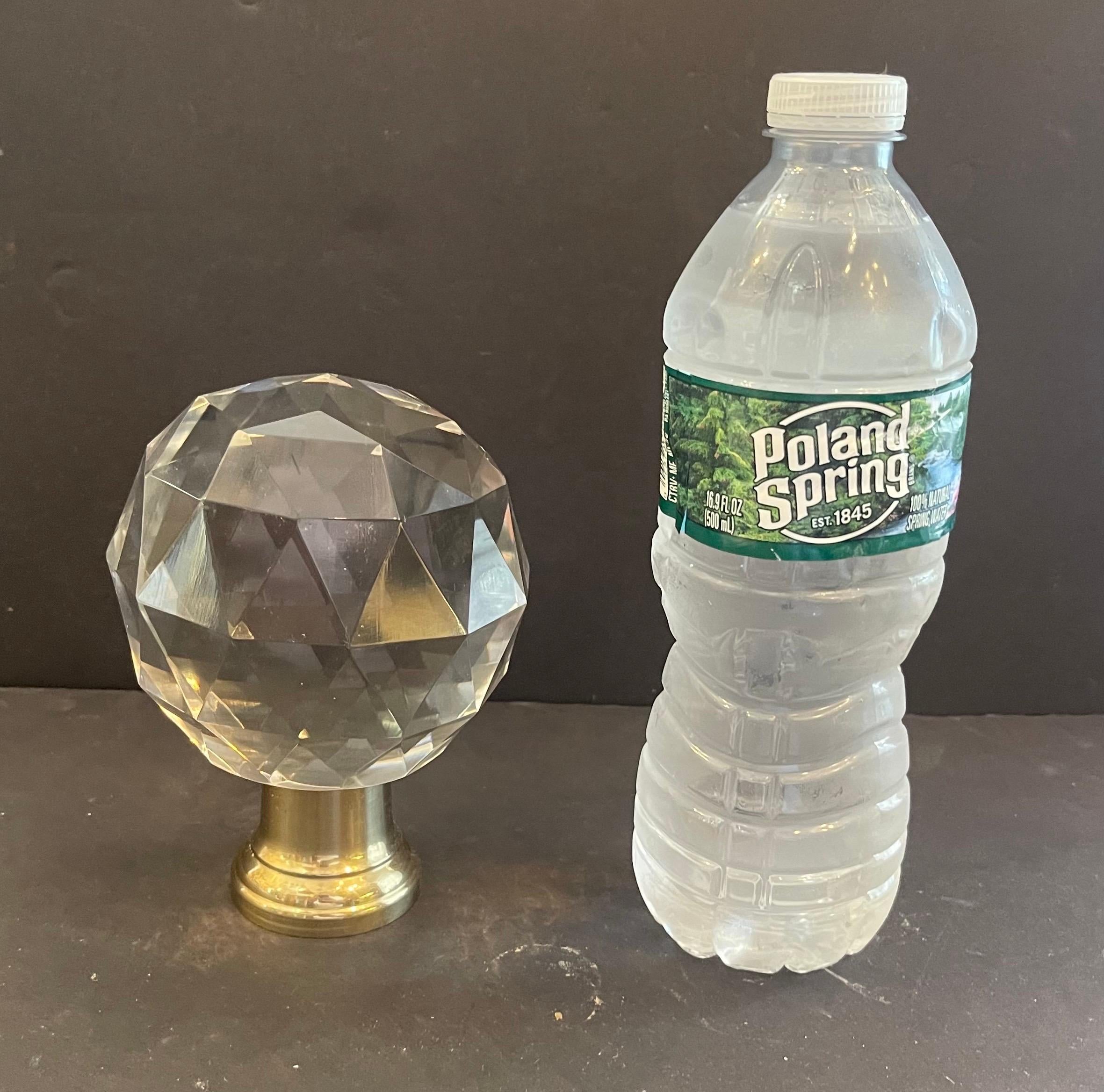 Maravillosa Boule d'Escalier Cristal tallado Latón facetado Remate de barandilla de poste de Newel en venta 2