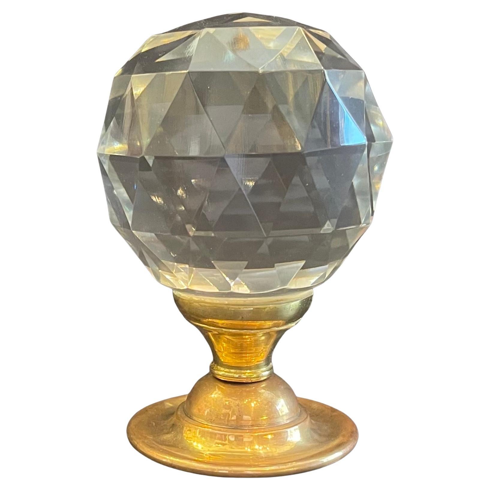 Merveilleuse Boule d'Escalier Cristal taillé à facettes Laiton Finition de rampe d'escalier Newel Post en vente