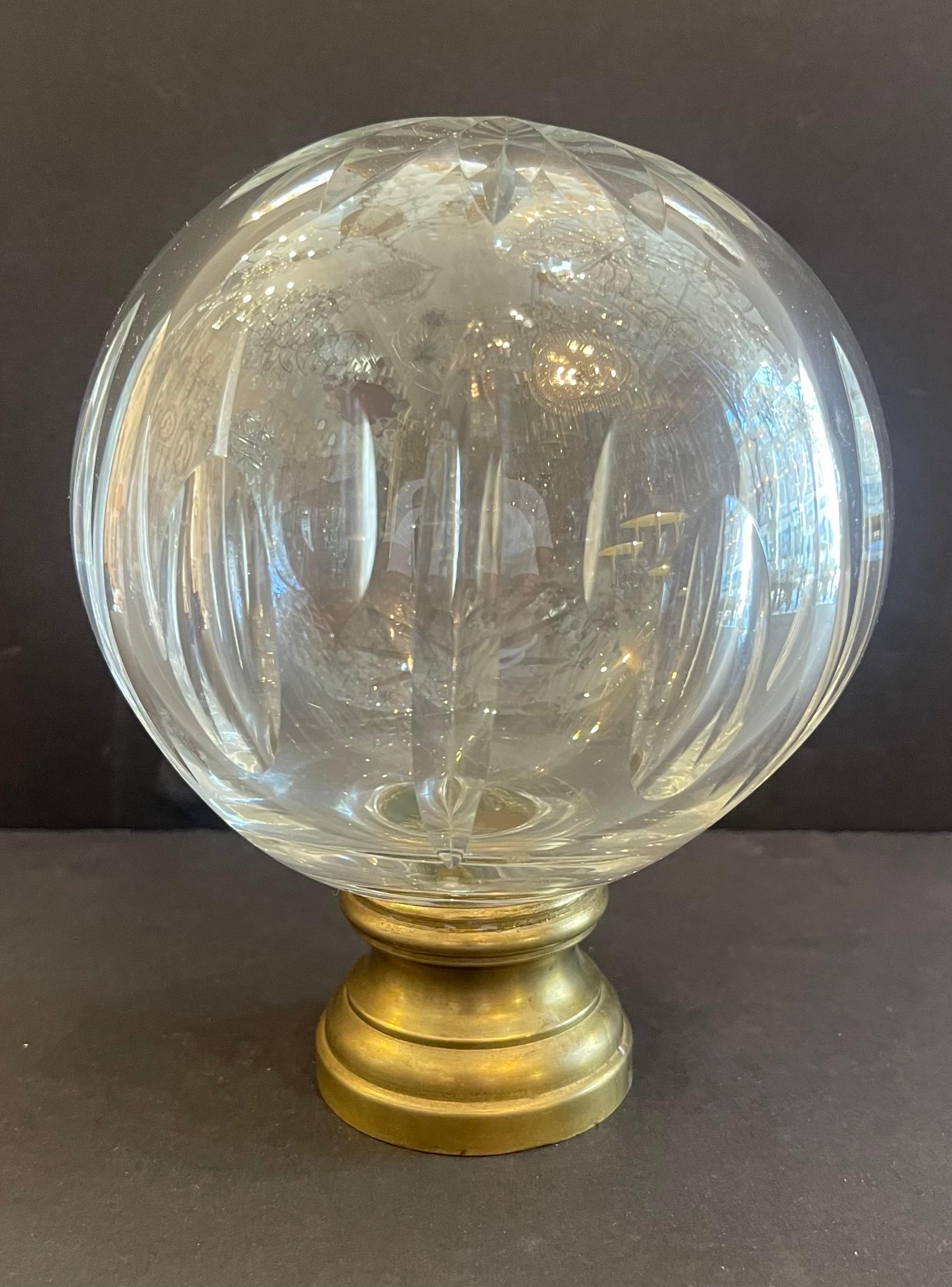 Maravillosa Boule d'Escalier Gran Cristal Tallado Montado Sobre Base De Latón Remate De Barandilla De Poste De Newel Con Patrón De Estrella En La Parte Superior