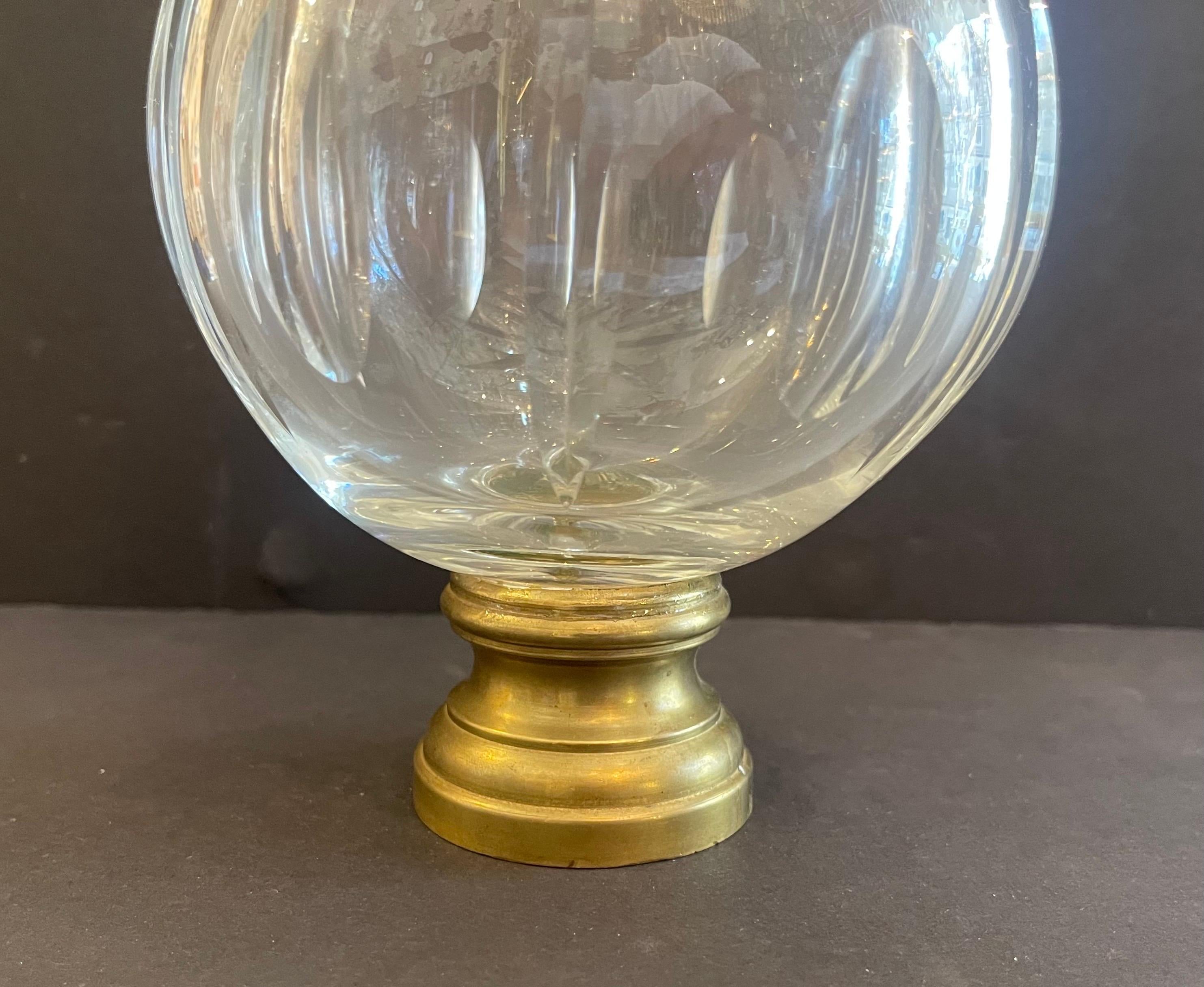 Maravillosa Boule d'Escalier Remate de barandilla de latón con cristal tallado grande Regencia en venta