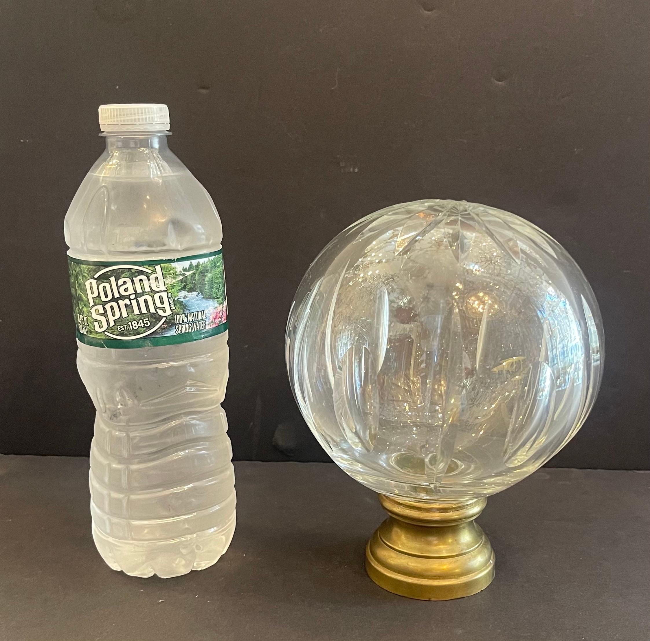 Maravillosa Boule d'Escalier Remate de barandilla de latón con cristal tallado grande en Bueno estado para la venta en Roslyn, NY