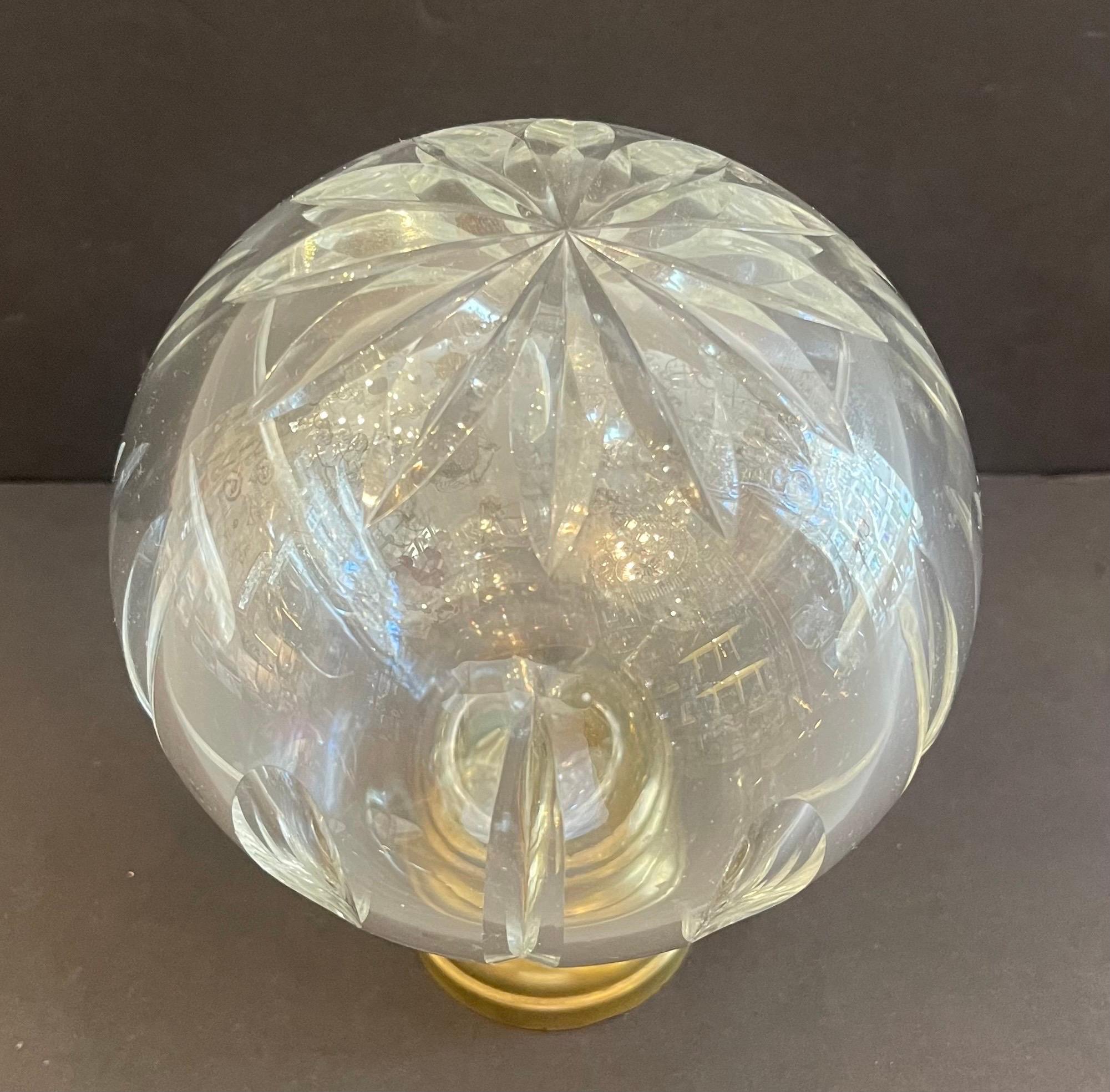 Maravillosa Boule d'Escalier Remate de barandilla de latón con cristal tallado grande siglo XX en venta