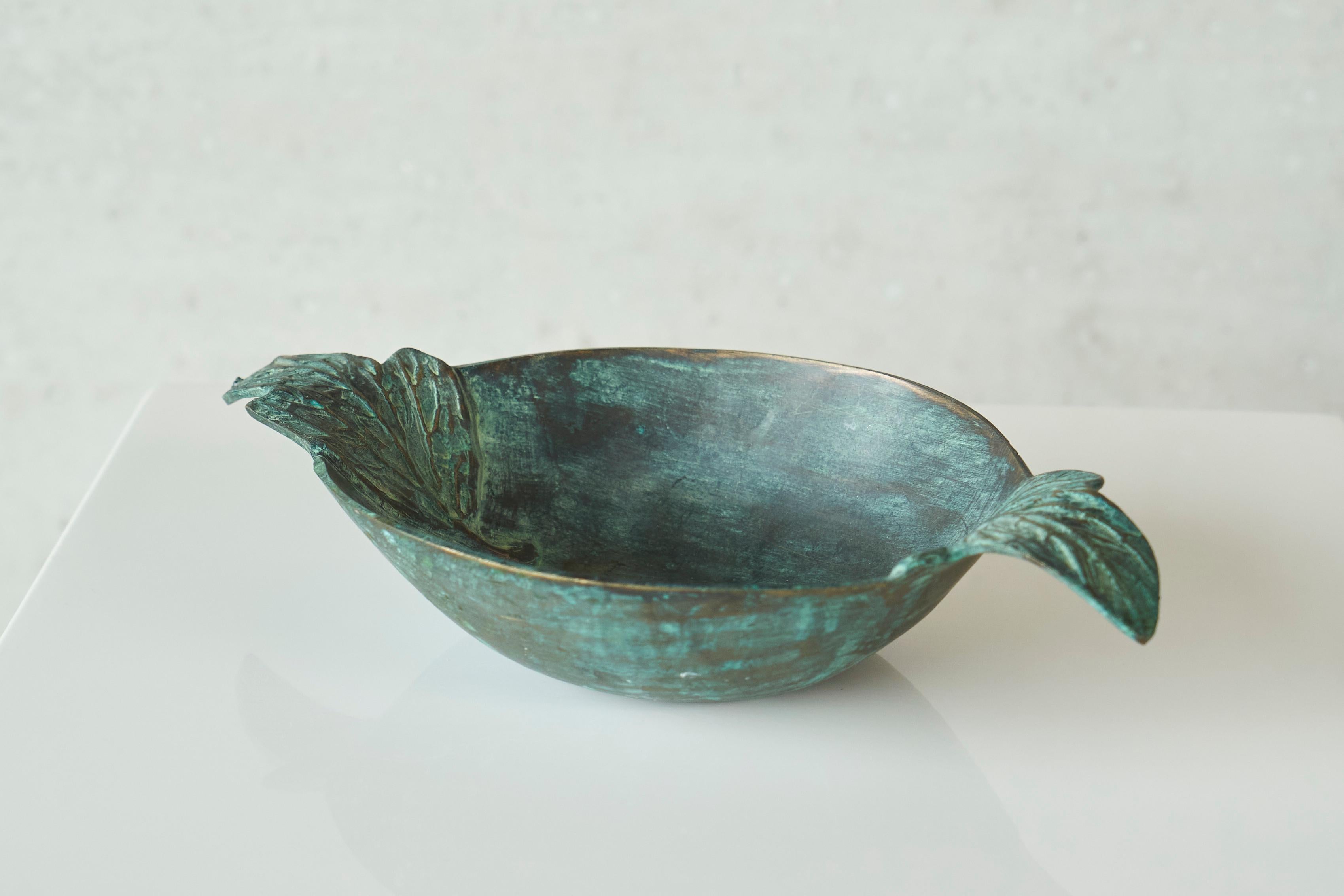 Wonderful Bowl in Verdigris Patinated Bronze Early 20th Century.

This is a very nicely patinated decorative bowl or vide poche in solid bronze with curled leaf decoration at both ends. Early 20th century. Would be a wonderful addition to any