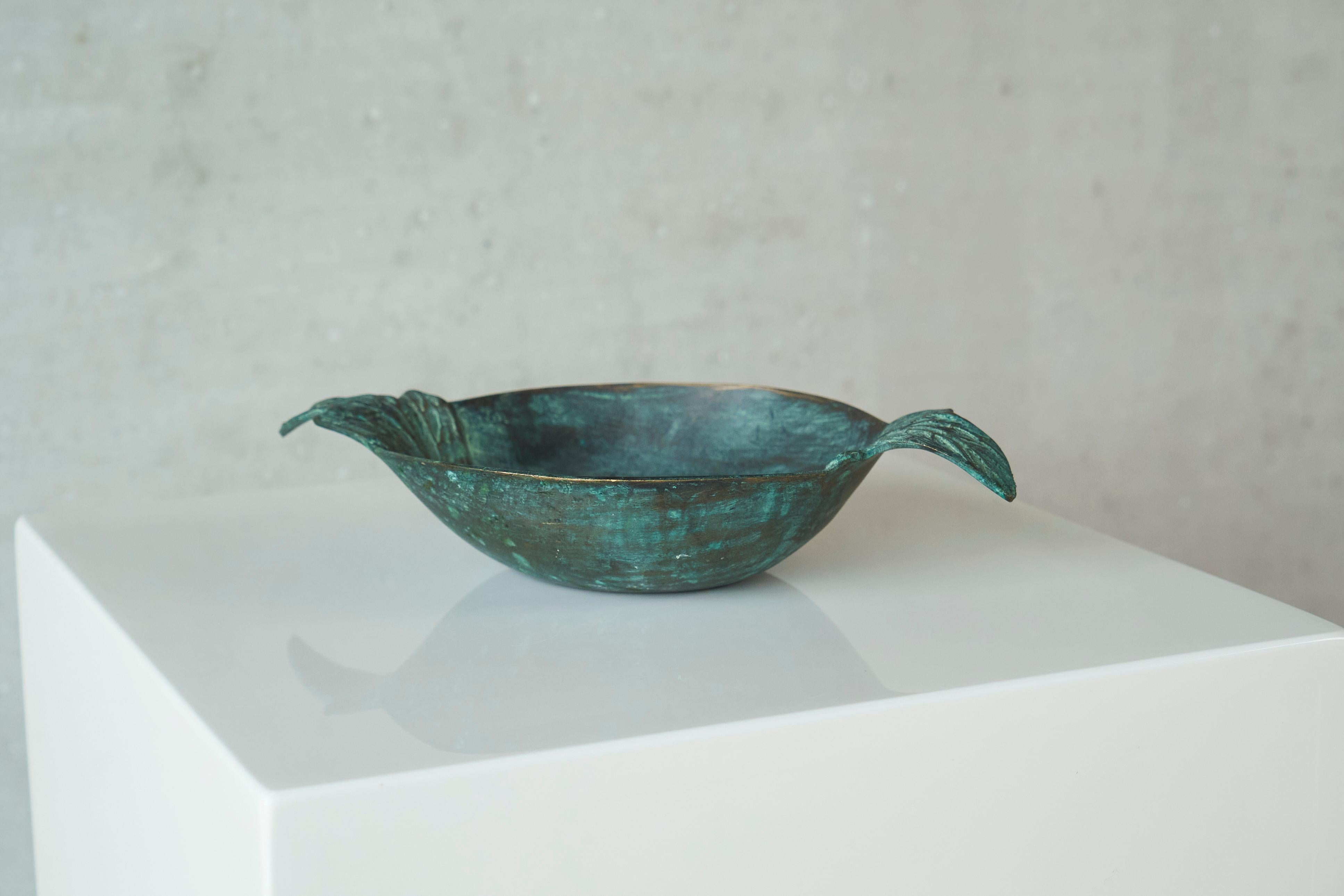 Wonderful Bowl in Verdigris Patinated Bronze Early 20th Century In Good Condition For Sale In Meer, VAN