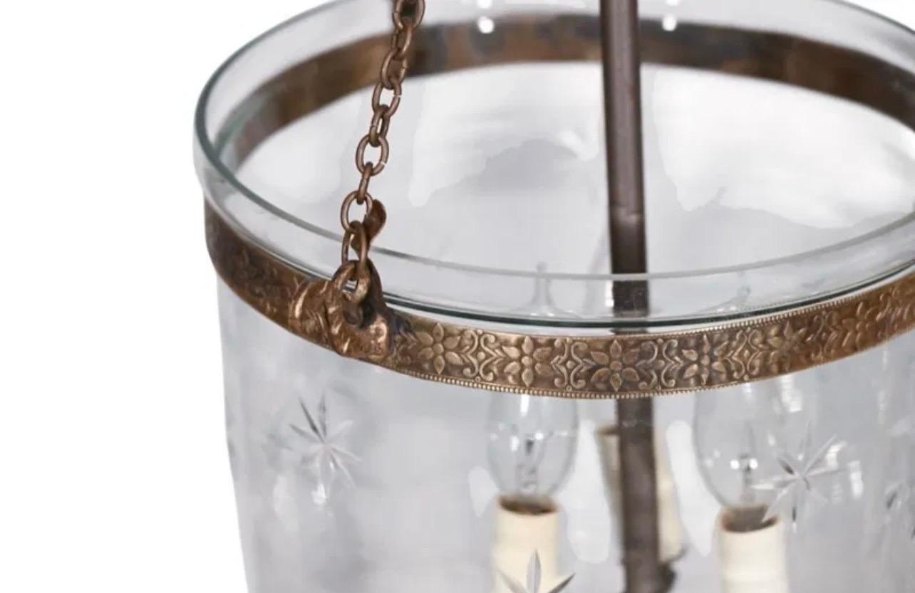 
Eine wunderbare Messing & mundgeblasenen geätzten Glas Stern Muster Bell Jar mit 3 Kandelaber Lichter Laterne Leuchte, bereit, mit Kette und Baldachin installieren
Nach dem Vorbild von Vaughan Designs
