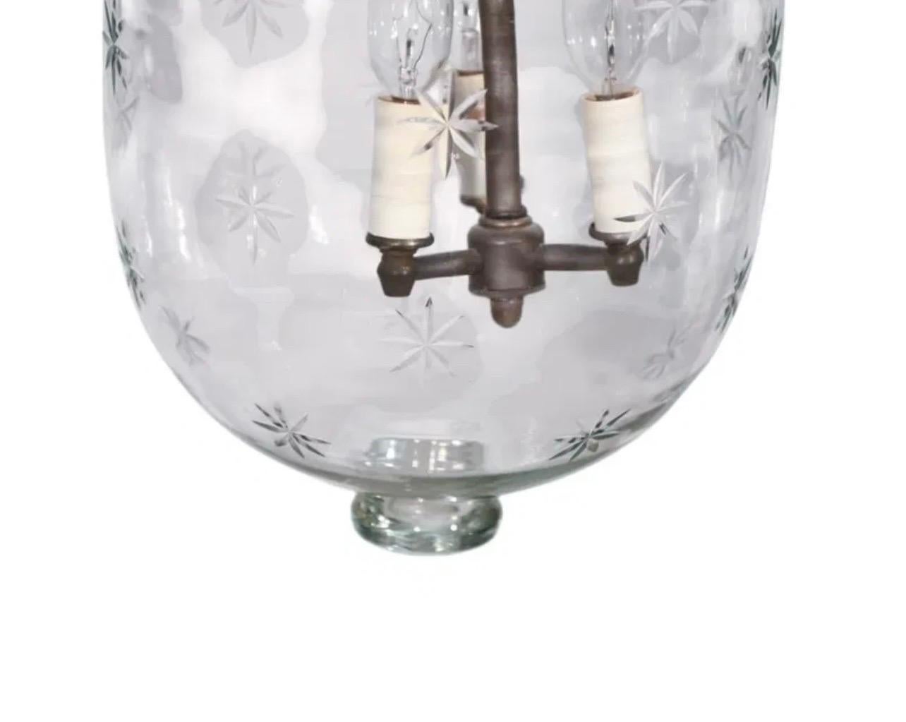 Wunderbare Messing geblasen geätztem Glas Star Bell Jar Laterne Vaughan Light Fixture (Regency) im Angebot