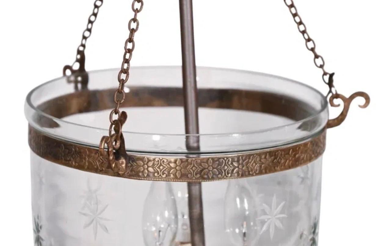 Wunderbare Messing geblasen geätztem Glas Star Bell Jar Laterne Vaughan Light Fixture (Radiert) im Angebot