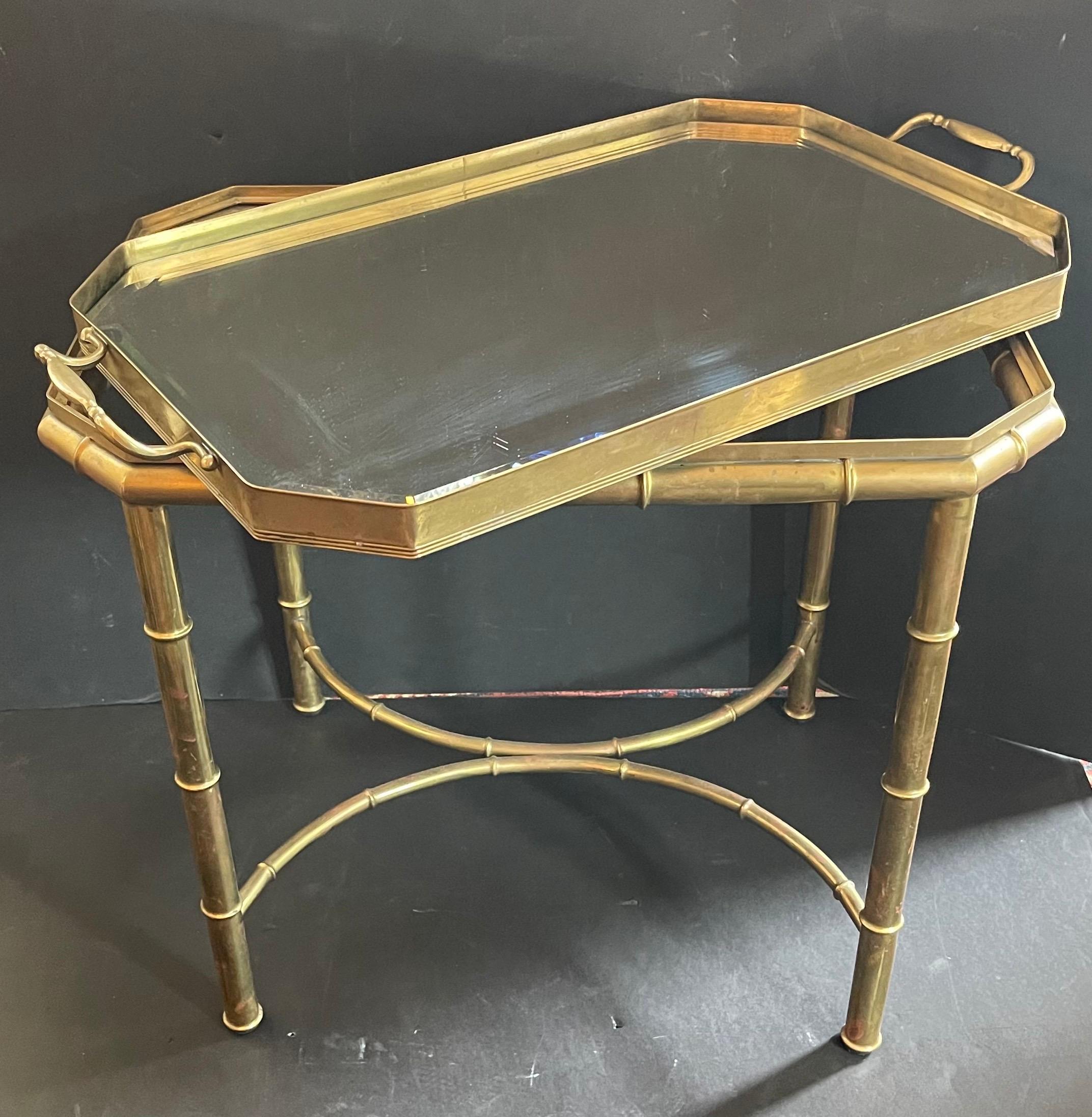 italien Merveilleuse table basse en laiton, bronze, faux bambou et miroir biseauté avec plateau en forme de galerie en vente