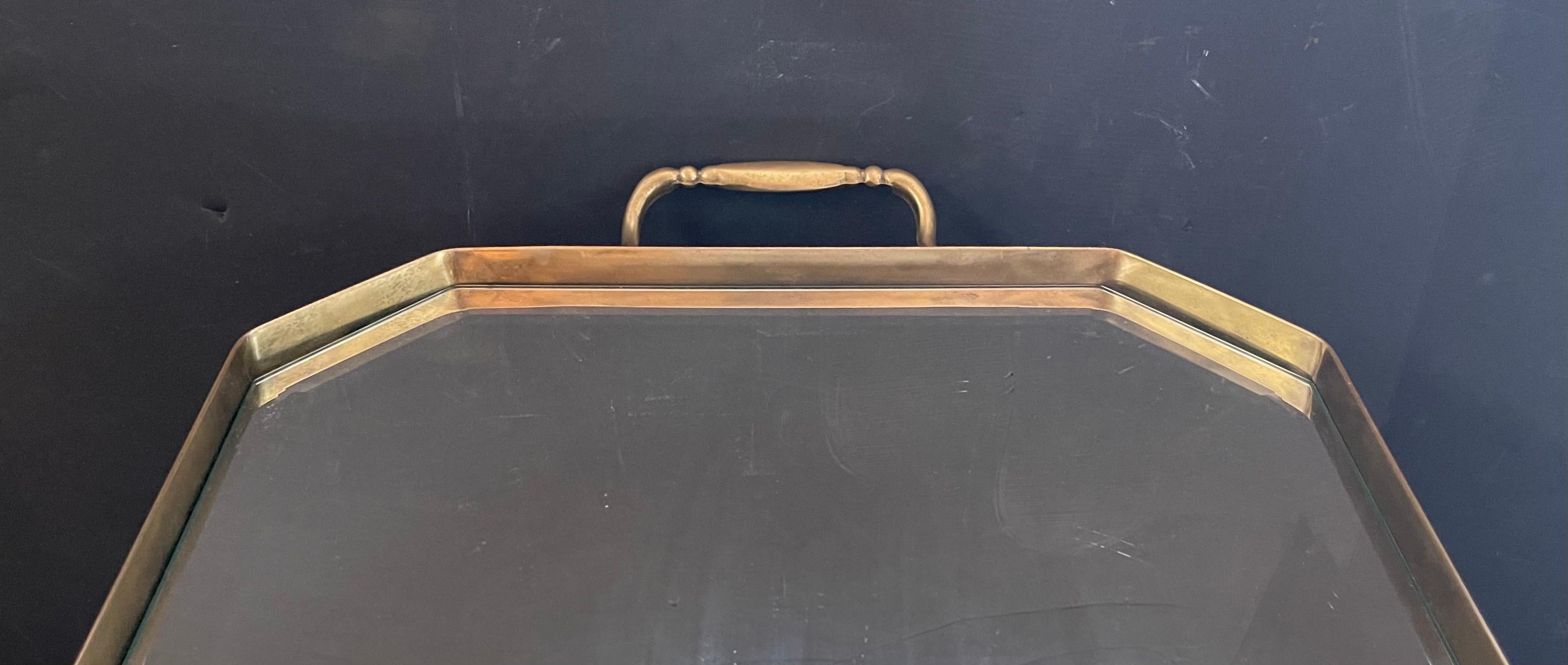 Merveilleuse table basse en laiton, bronze, faux bambou et miroir biseauté avec plateau en forme de galerie Bon état - En vente à Roslyn, NY