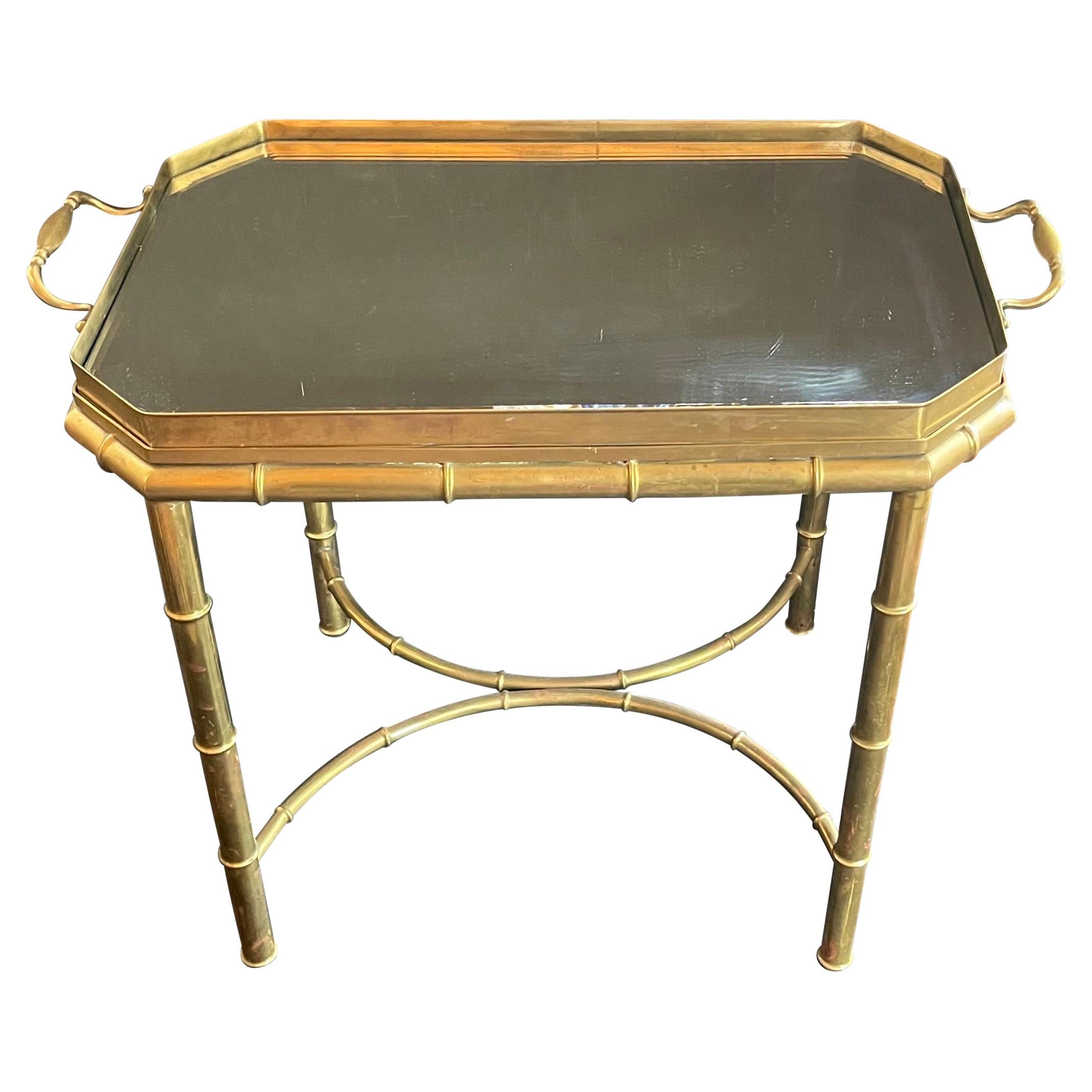 Merveilleuse table basse en laiton, bronze, faux bambou et miroir biseauté avec plateau en forme de galerie