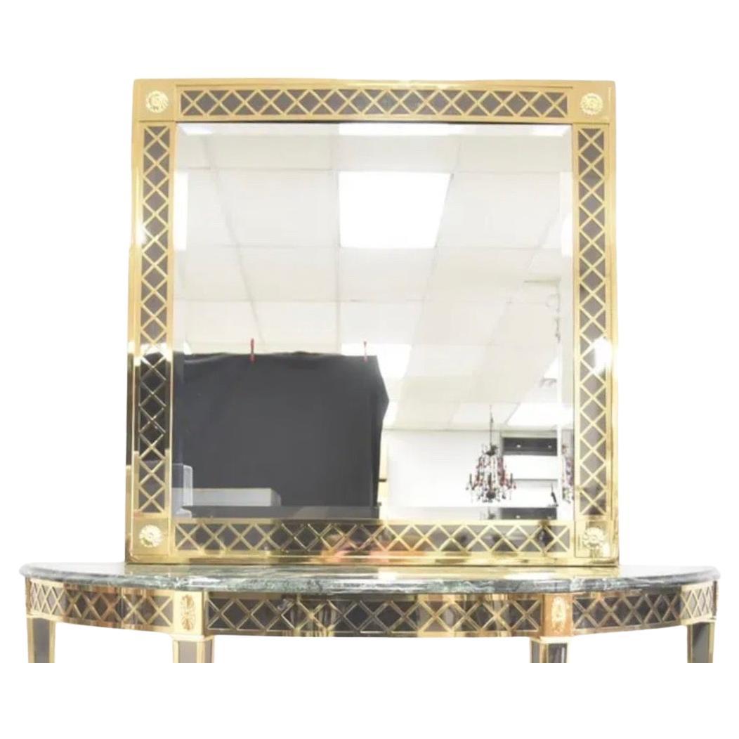 Un meraviglioso set di console in ottone e bronzo patinato con specchio smussato e piano in marmo verde di Atelier A Gianni Versace 
Presenta lievi danni superficiali dovuti all'uso e all'età.
L'attribuzione di questo pezzo si basa su documentazione
