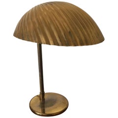 Merveilleuse lampe de bureau en laiton de Finlande avec abat-jour en coquillage