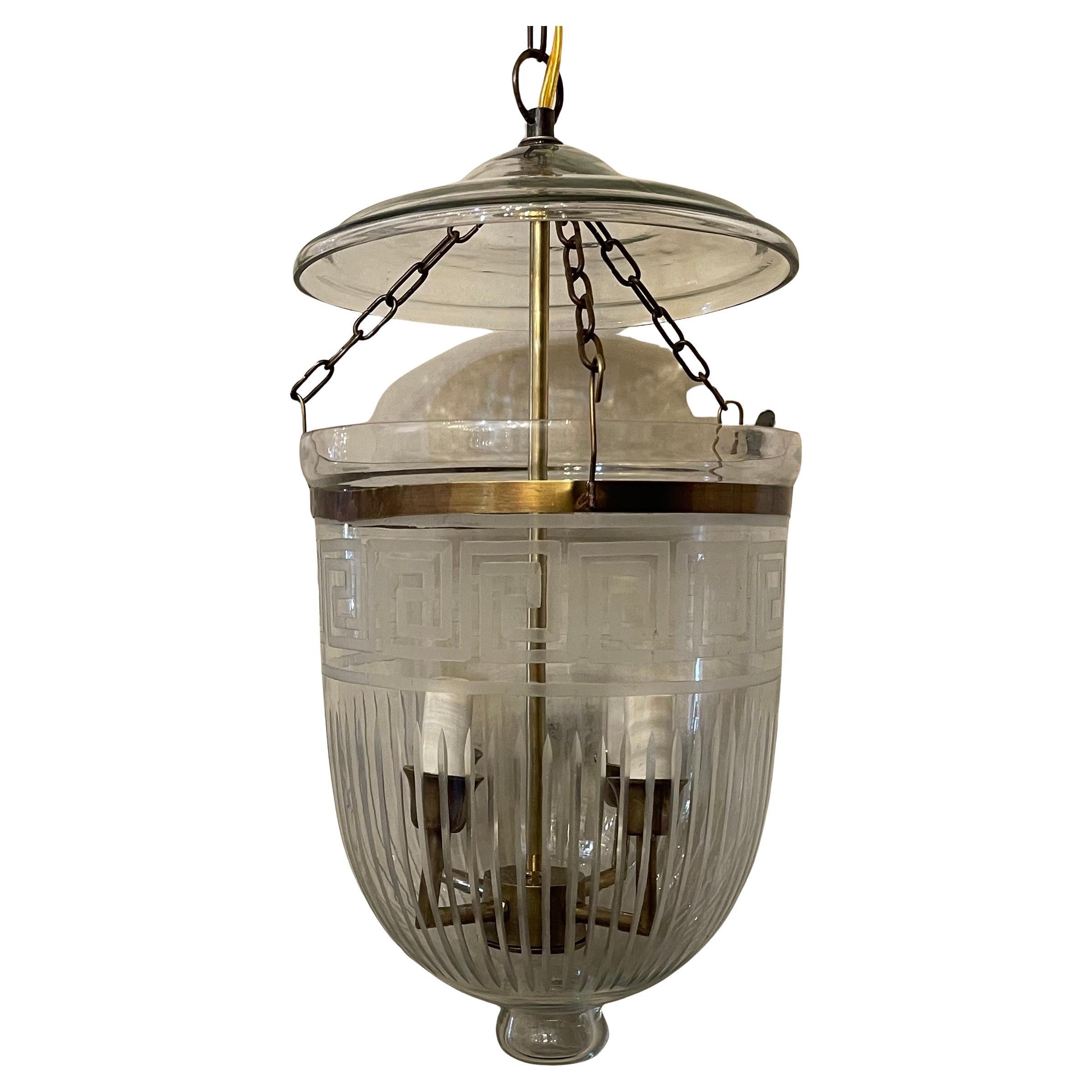 Eine wunderbare Messing & geätzten griechischen Schlüssel Glas Glocke Jar Laterne Licht mit 4 Kandelaber Steckdosen kommen.

