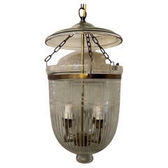 Merveilleuse lanterne en laiton gravé en forme de clé grecque en verre soufflé